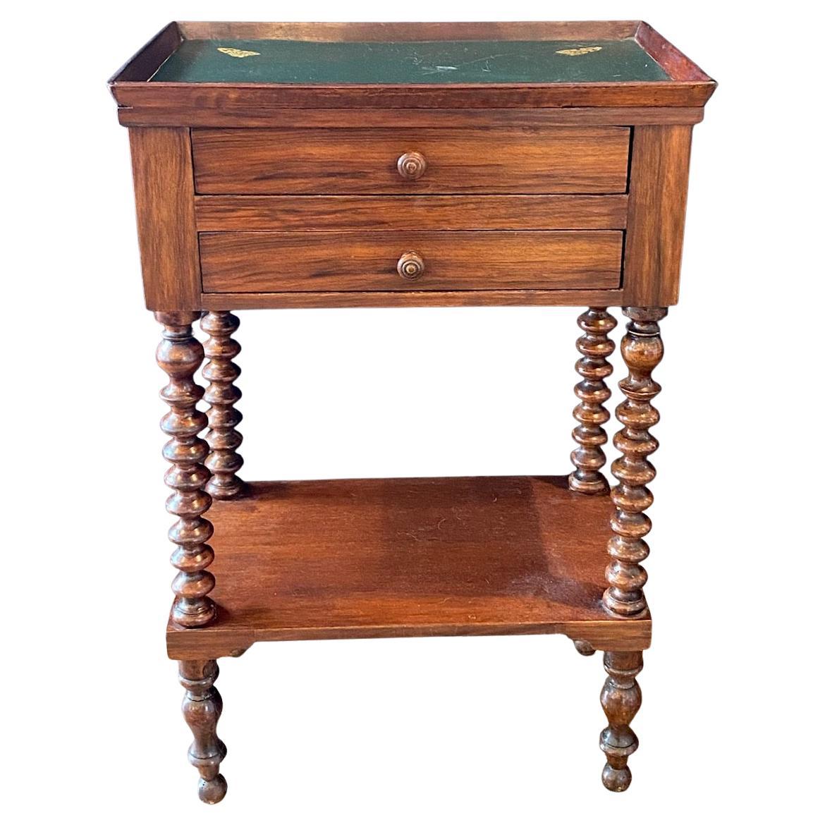 Table d'appoint ou table de nuit de style Régence française avec pieds torsadés
