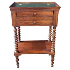 Table d'appoint ou table de nuit de style Régence française avec pieds torsadés