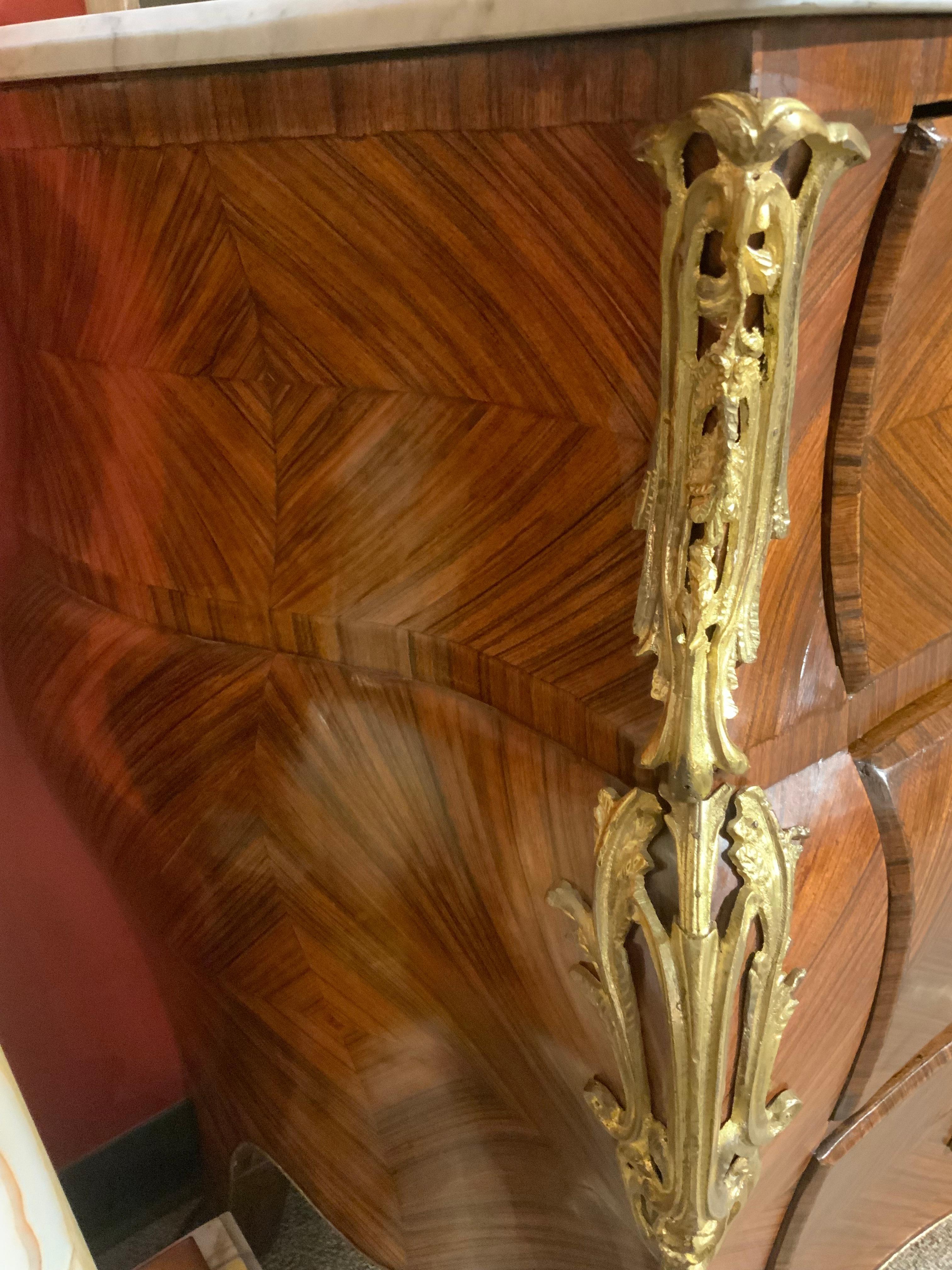 Commodo bombe in stile Reggenza francese con marmo bianco e montatura in ormolu in vendita 3