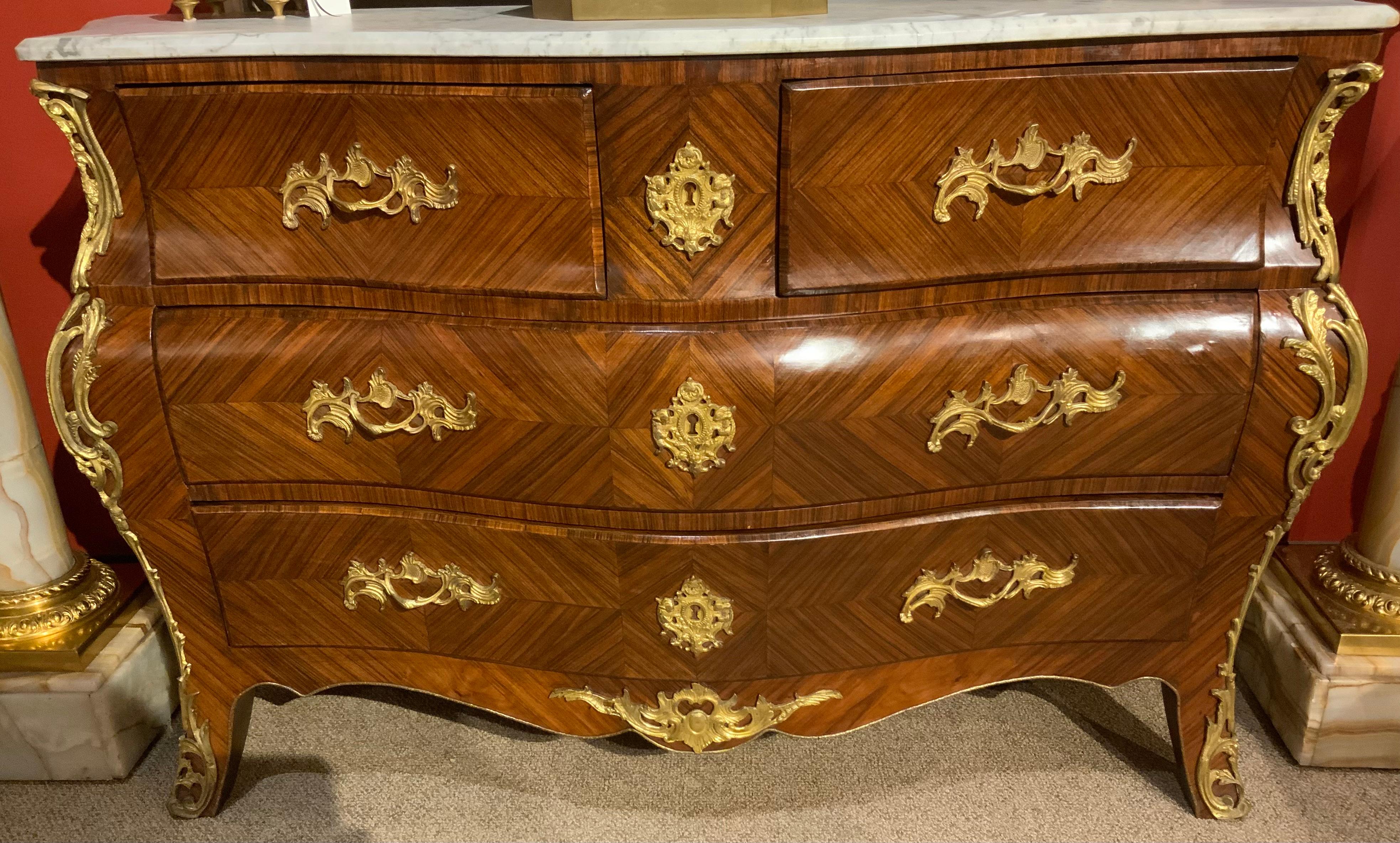 Commodo bombe in stile Reggenza francese con marmo bianco e montatura in ormolu in vendita 4
