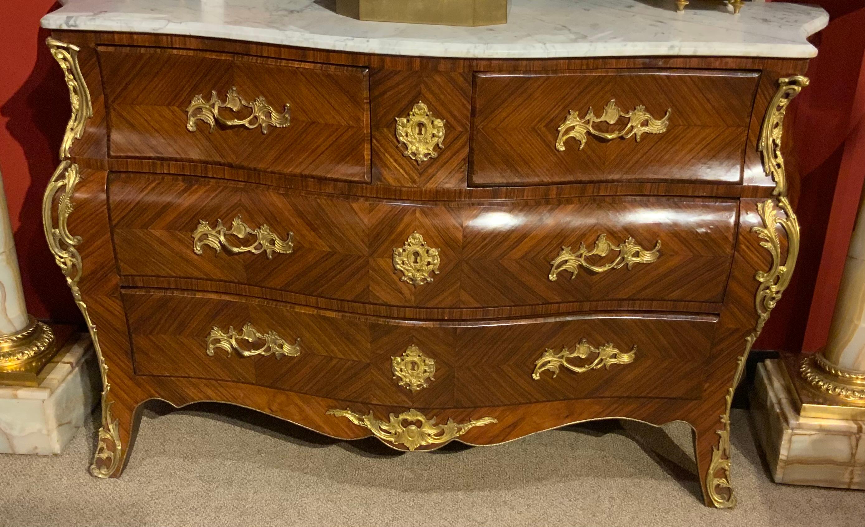 Regency Commodo bombe in stile Reggenza francese con marmo bianco e montatura in ormolu in vendita