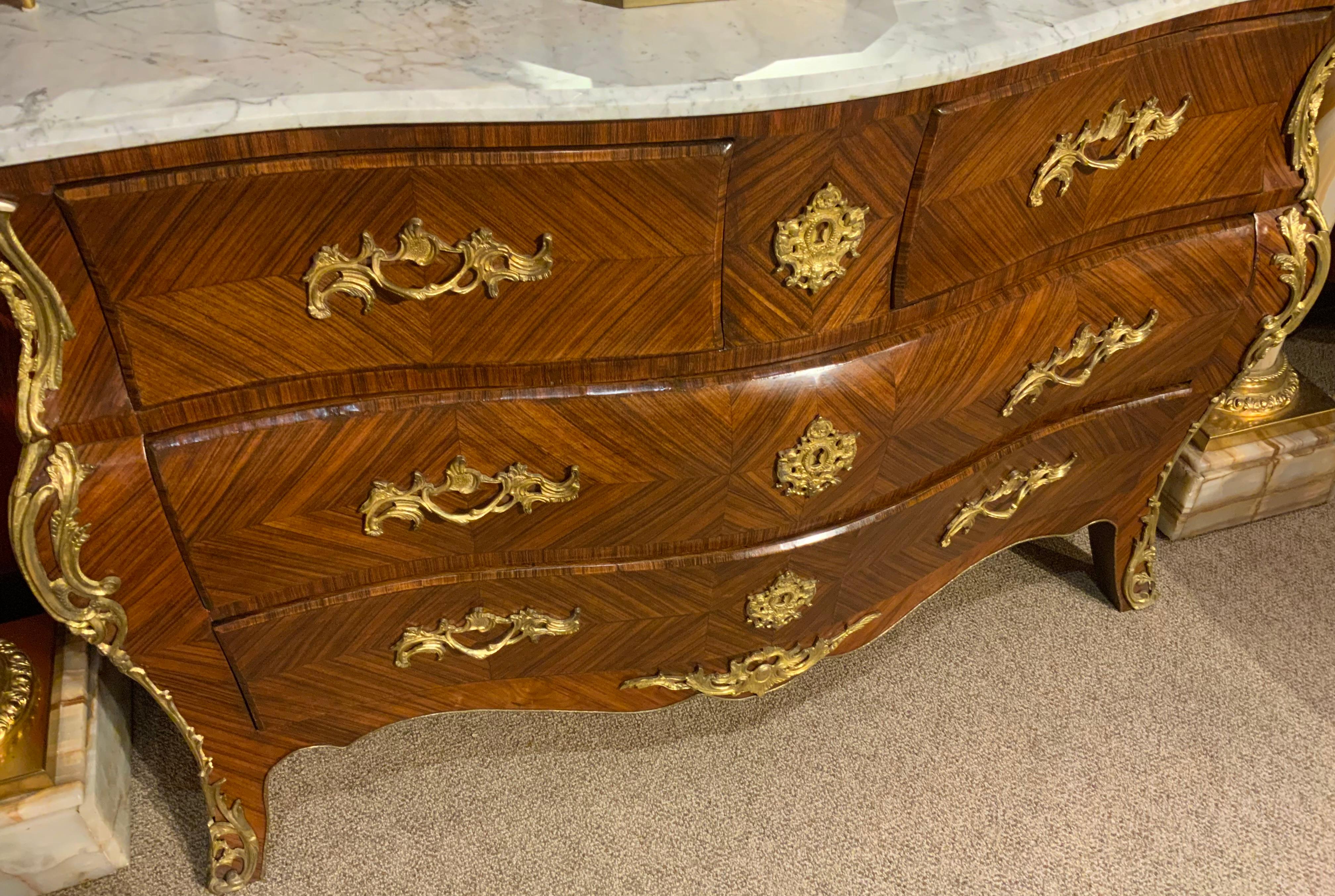 Francese Commodo bombe in stile Reggenza francese con marmo bianco e montatura in ormolu in vendita