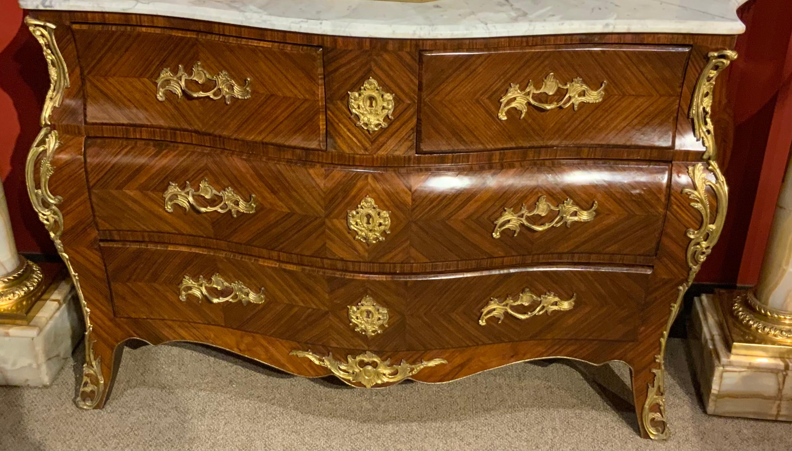 Commodo bombe in stile Reggenza francese con marmo bianco e montatura in ormolu In condizioni buone in vendita a Houston, TX