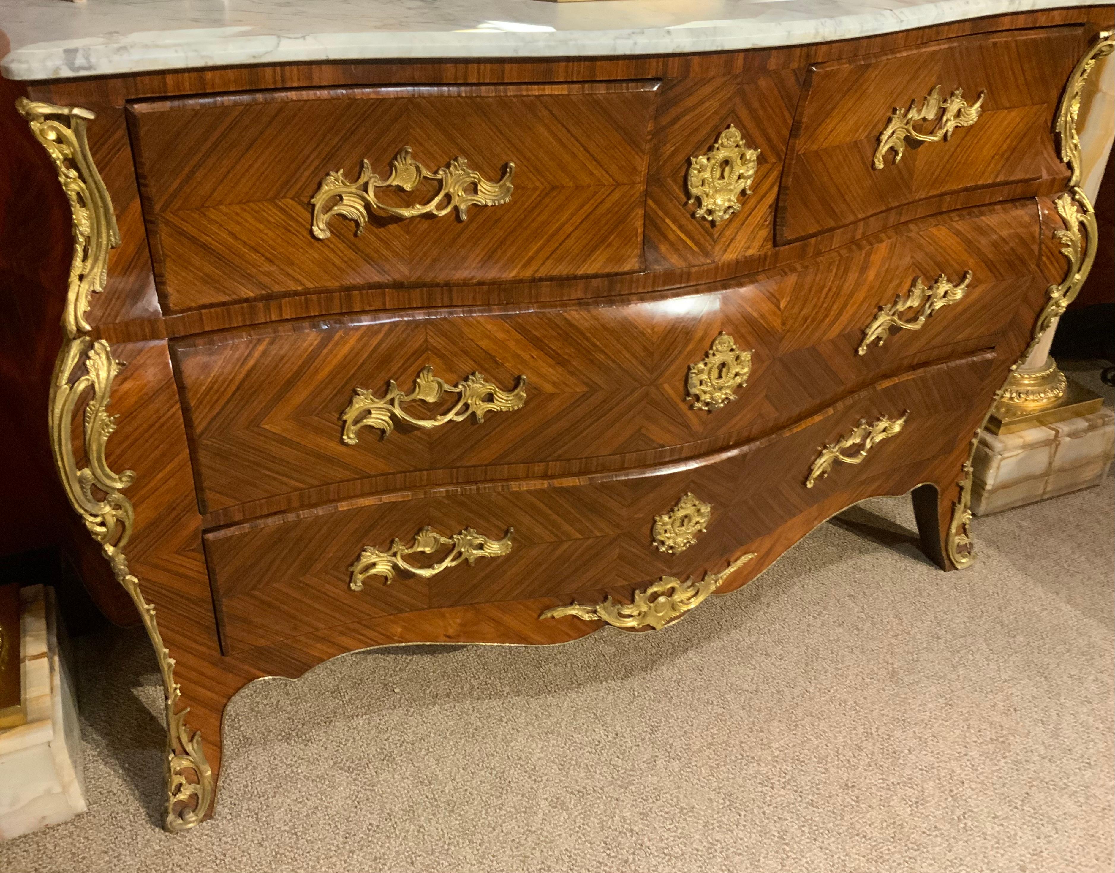 XIX secolo Commodo bombe in stile Reggenza francese con marmo bianco e montatura in ormolu in vendita