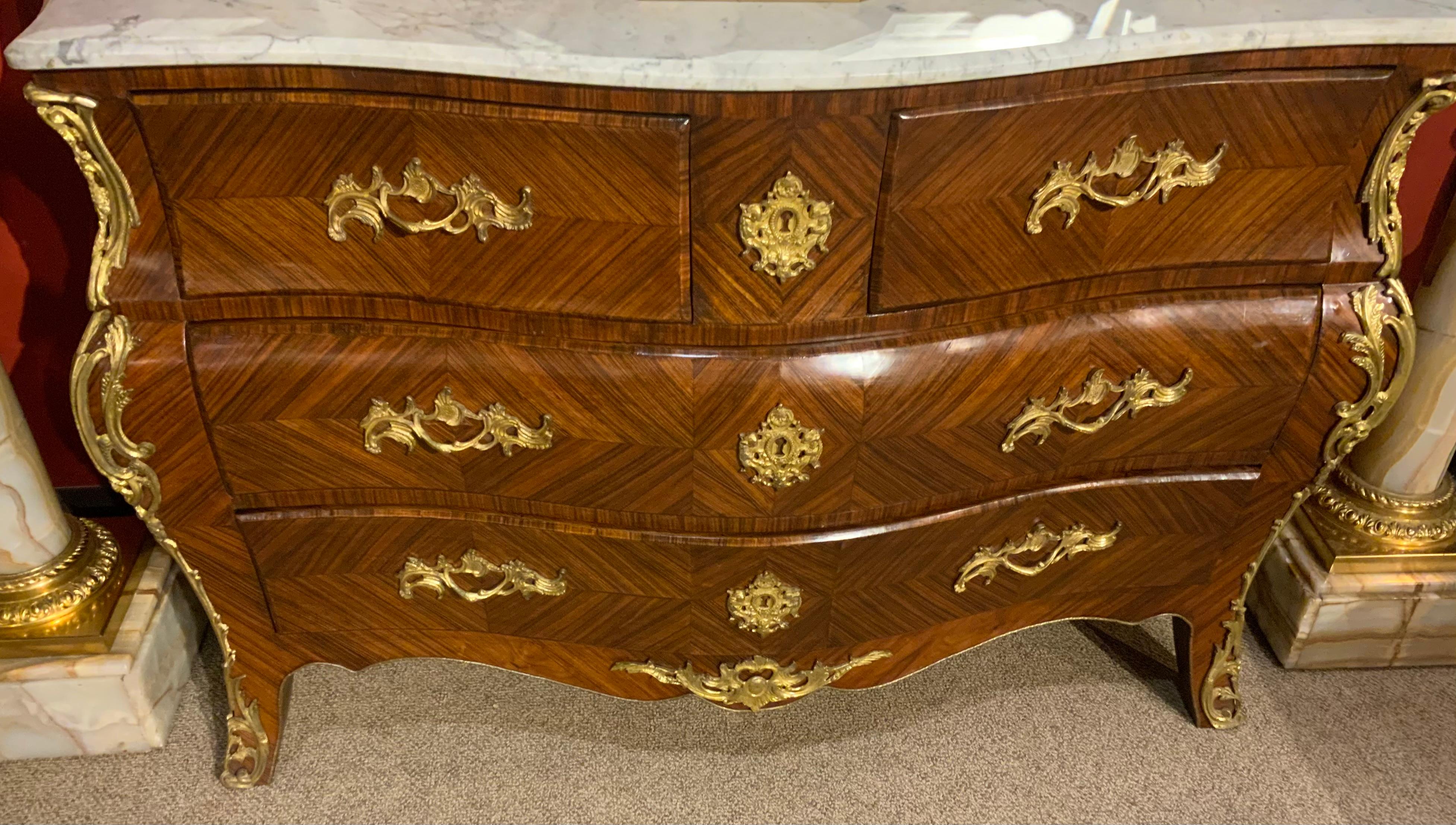 Tulipier Commodo bombe in stile Reggenza francese con marmo bianco e montatura in ormolu in vendita