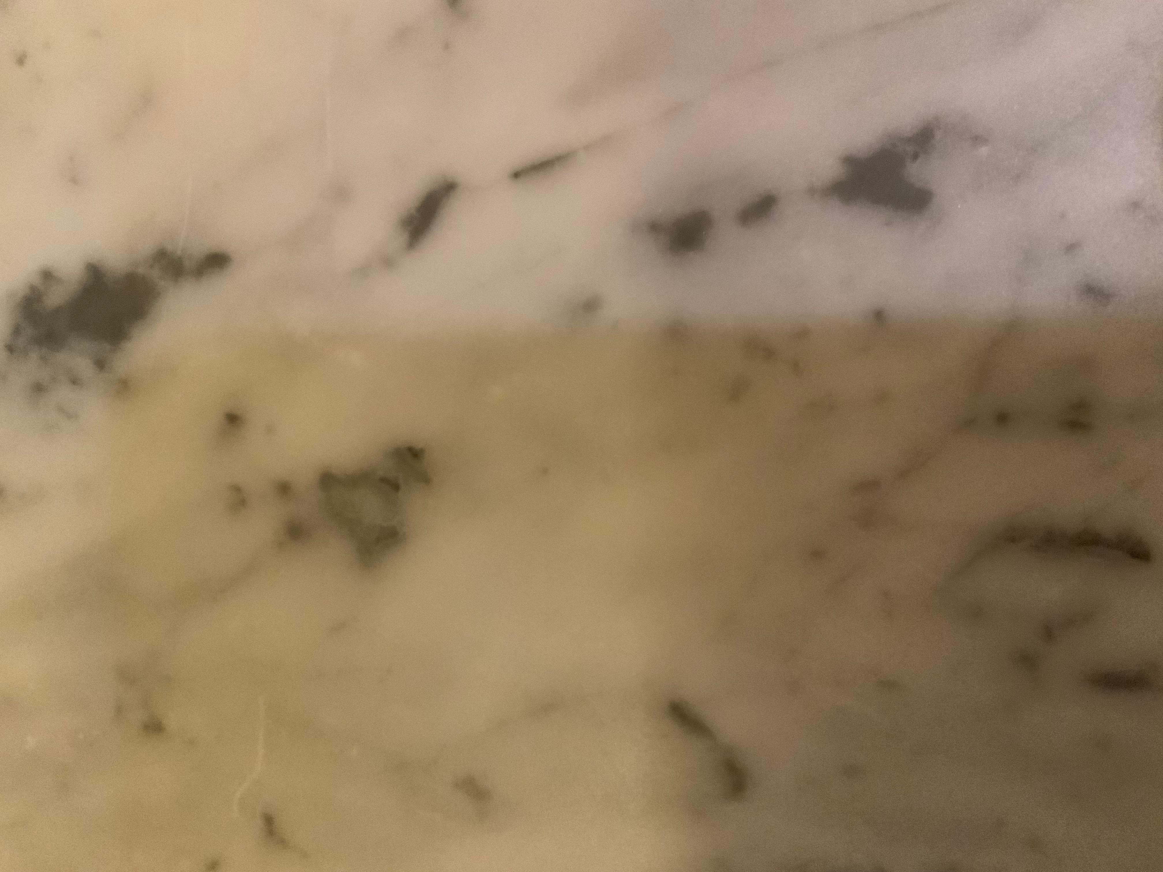 Commodo bombe in stile Reggenza francese con marmo bianco e montatura in ormolu in vendita 1