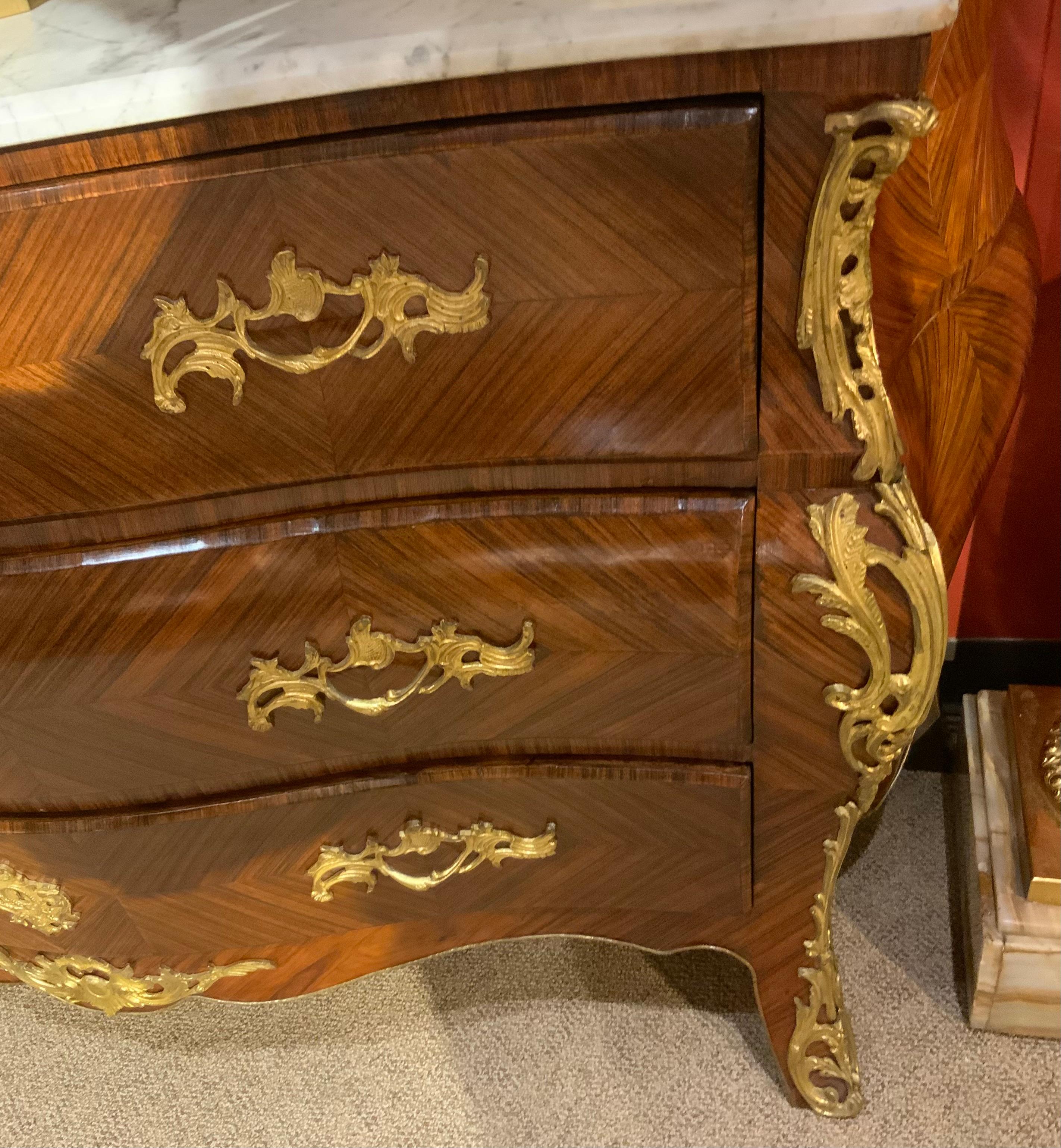 Commodo bombe in stile Reggenza francese con marmo bianco e montatura in ormolu in vendita 2