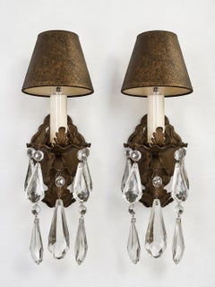 Applique in bronzo in stile Reggenza francese con gocce di cristallo e paralumi, un paio