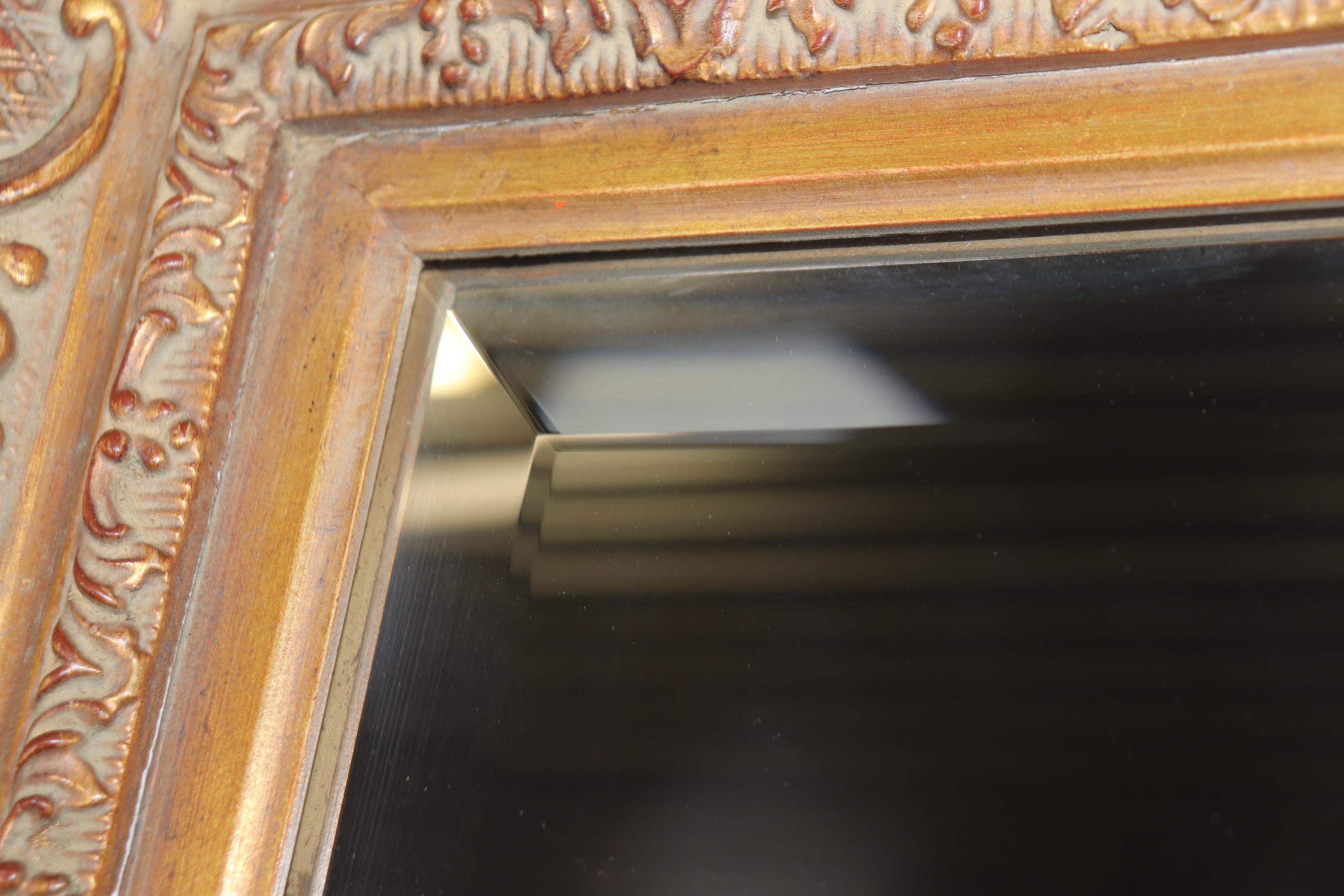 Specchio in legno intagliato in stile Reggenza francese con vetro smussato e dorato in vendita 2