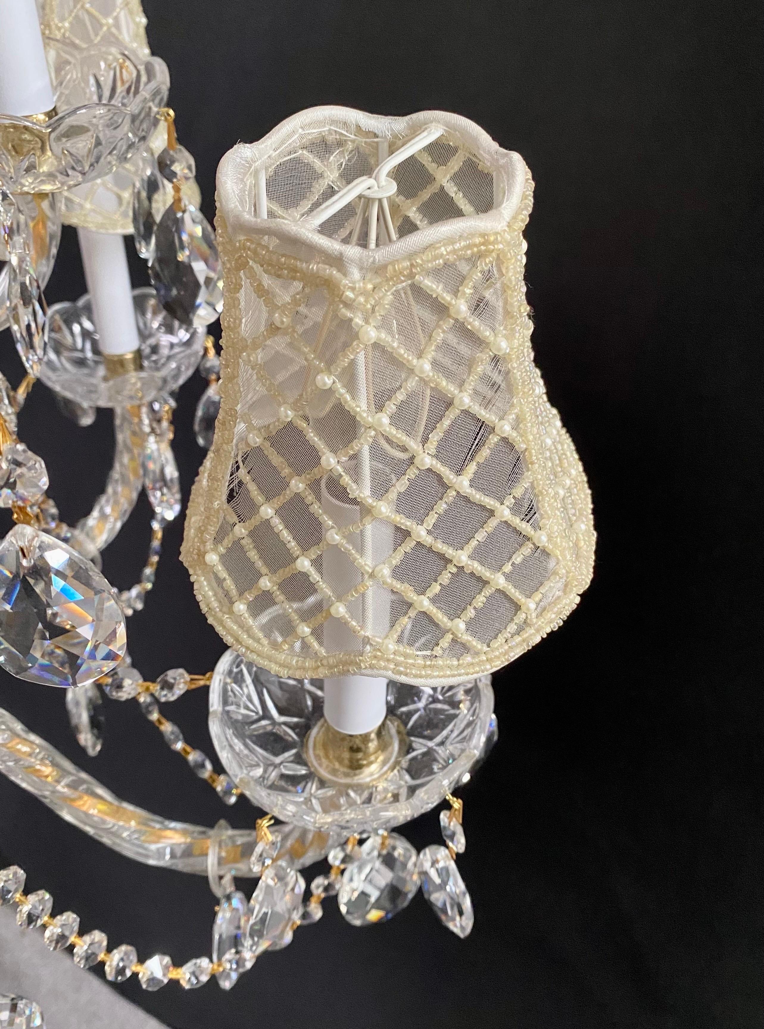 Französischer Kronleuchter im Regency-Stil aus Kristall mit Goldrahmen, maßgefertigte Schirmen, 12 Arme  im Angebot 9