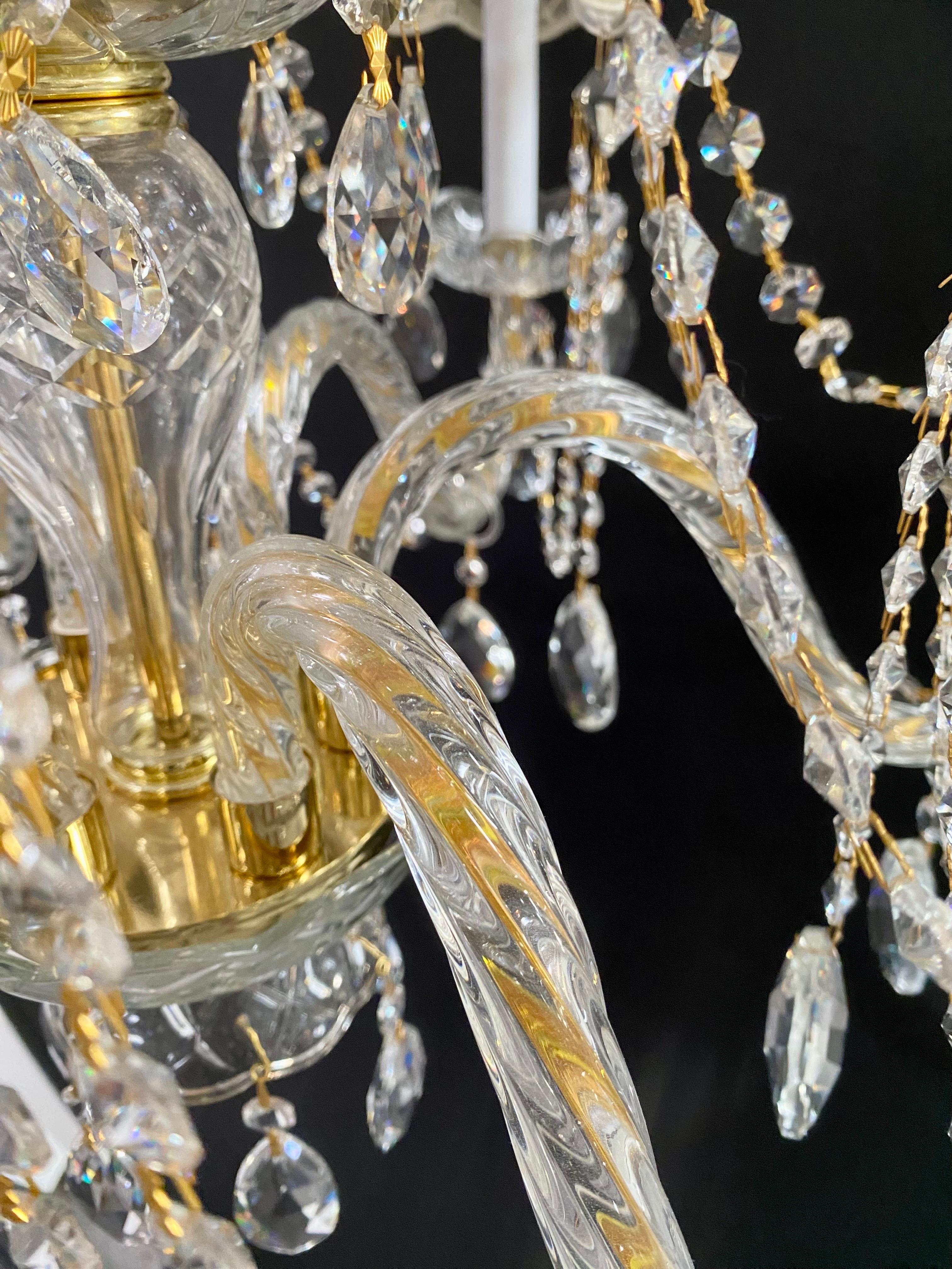 Französischer Kronleuchter im Regency-Stil aus Kristall mit Goldrahmen, maßgefertigte Schirmen, 12 Arme  im Angebot 10