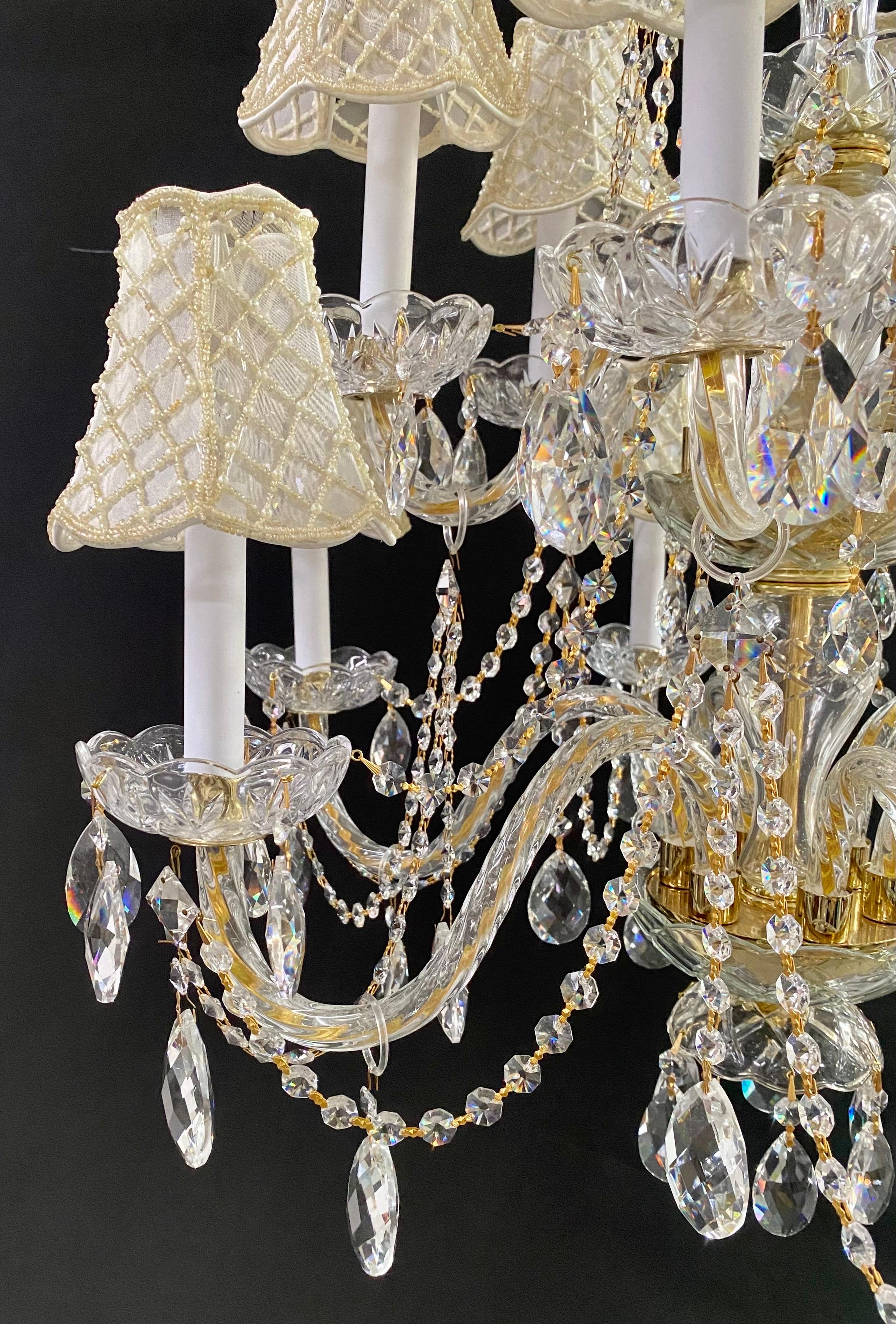 Französischer Kronleuchter im Regency-Stil aus Kristall mit Goldrahmen, maßgefertigte Schirmen, 12 Arme  (20. Jahrhundert) im Angebot