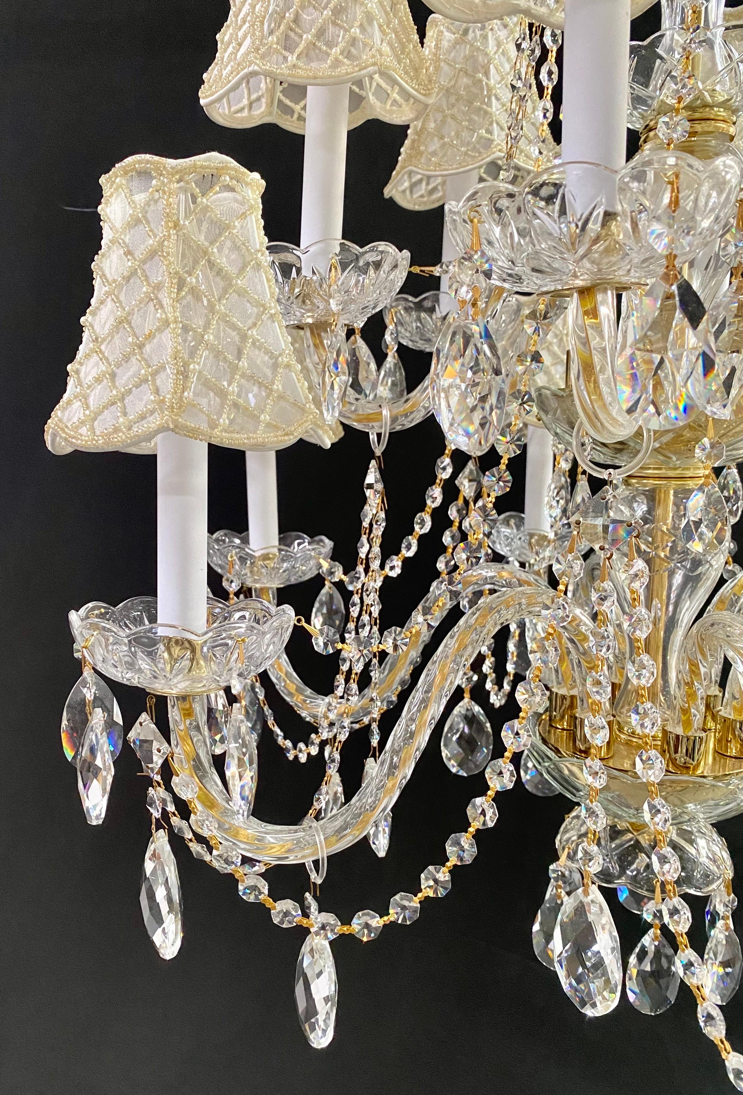 Französischer Kronleuchter im Regency-Stil aus Kristall mit Goldrahmen, maßgefertigte Schirmen, 12 Arme  im Angebot 1