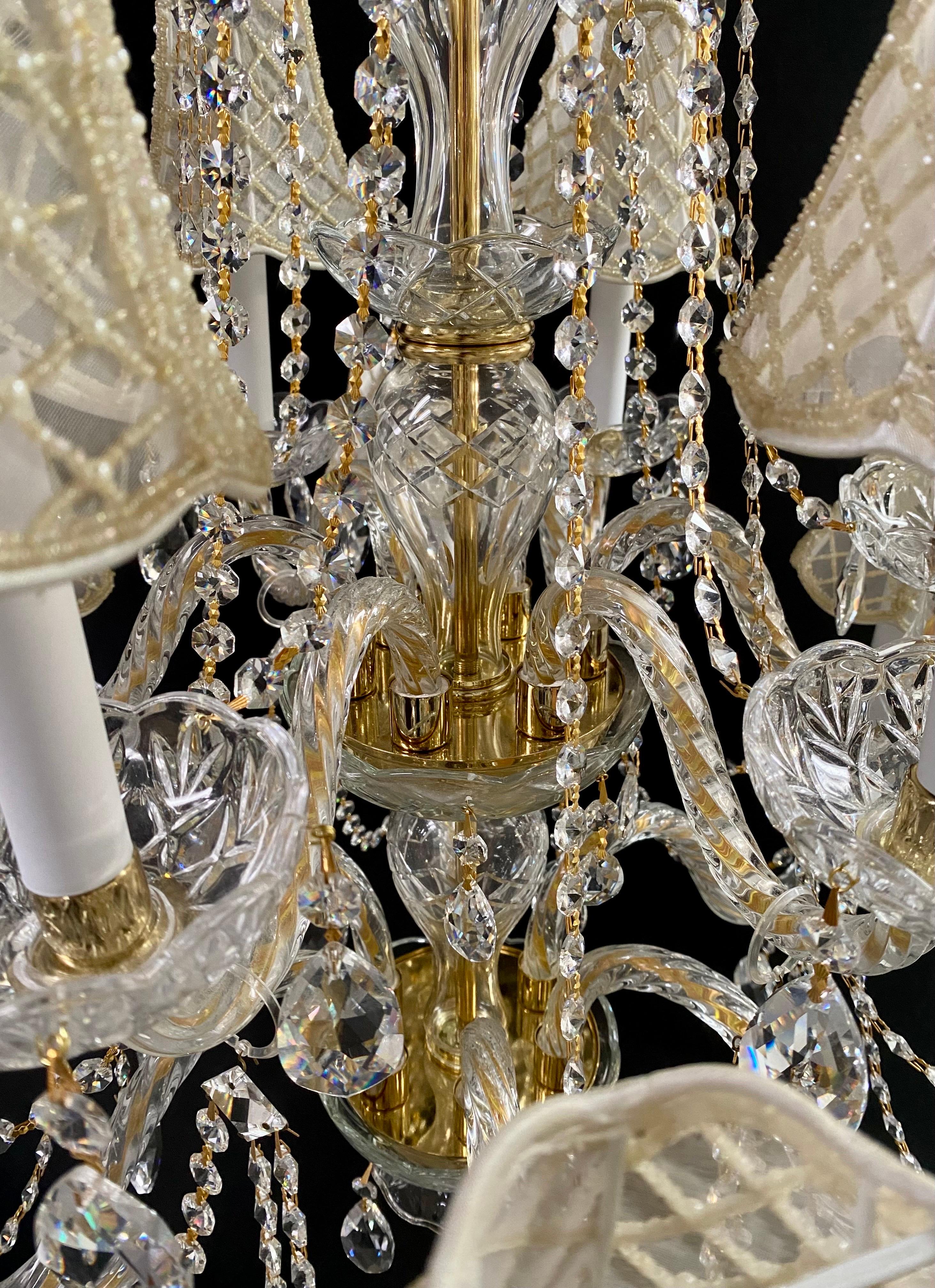 Französischer Kronleuchter im Regency-Stil aus Kristall mit Goldrahmen, maßgefertigte Schirmen, 12 Arme  im Angebot 4