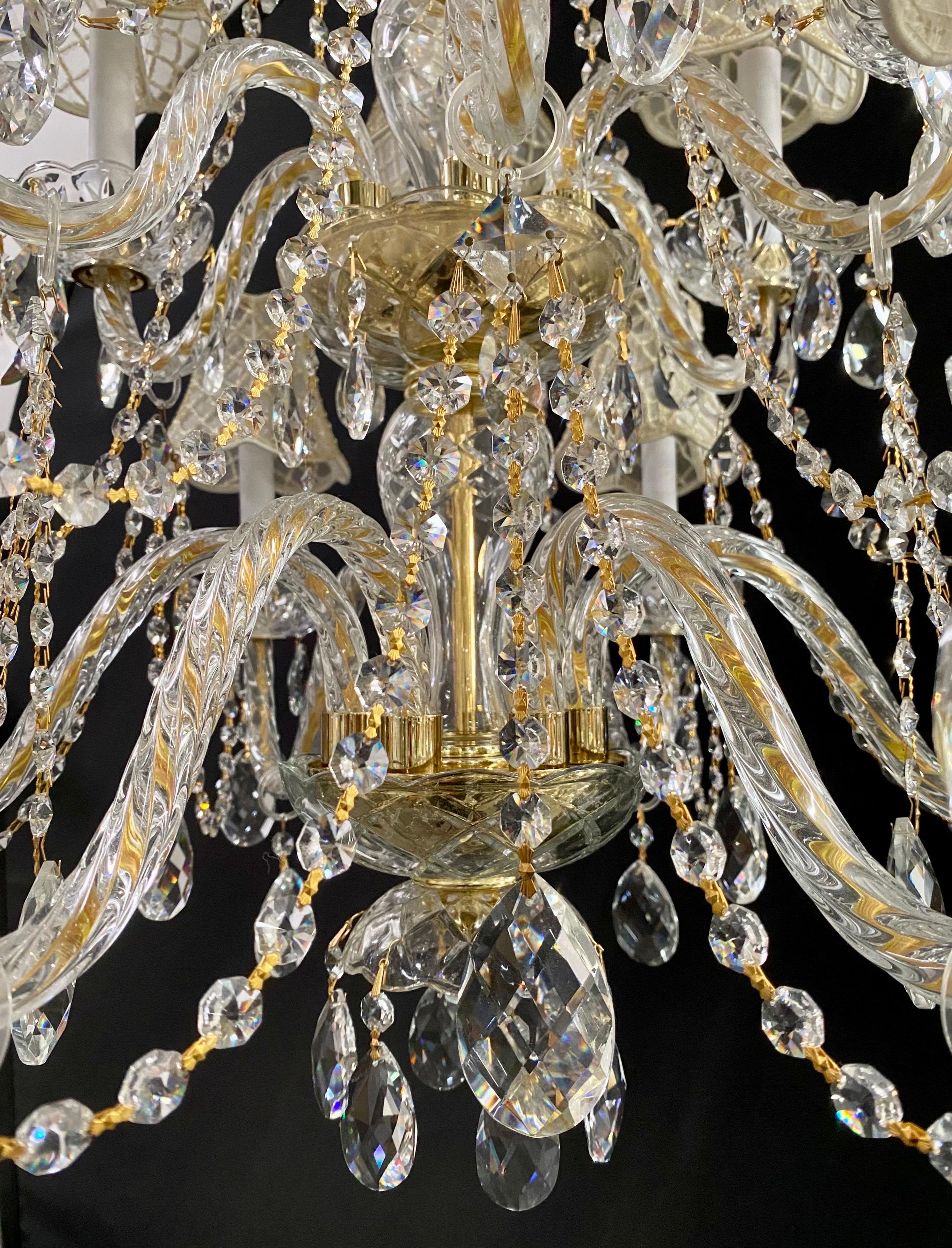 Französischer Kronleuchter im Regency-Stil aus Kristall mit Goldrahmen, maßgefertigte Schirmen, 12 Arme  im Angebot 5