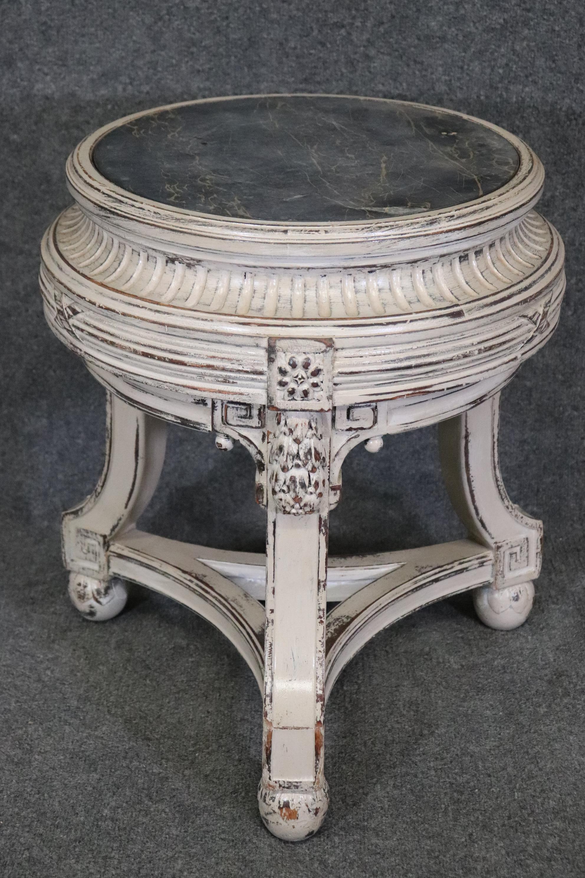 French Regency Style Distressed Finished Marble Top Round End Table Pedestal In Good Condition For Sale In Swedesboro, NJ