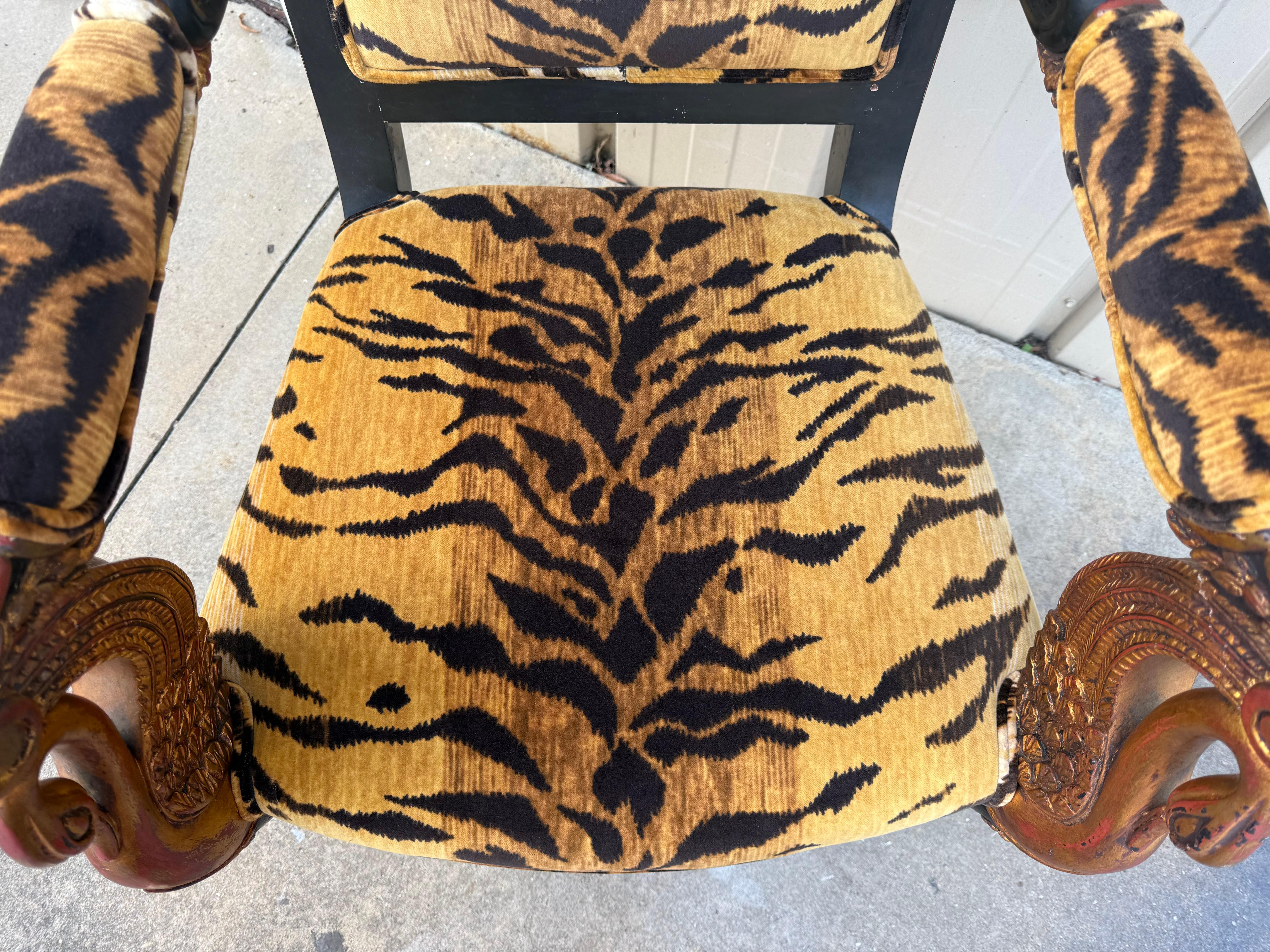 French Regency Style Ebonized Chair W/ Gilt Neo-Classical Swans & Tiger Velvet (Italienisch) im Angebot