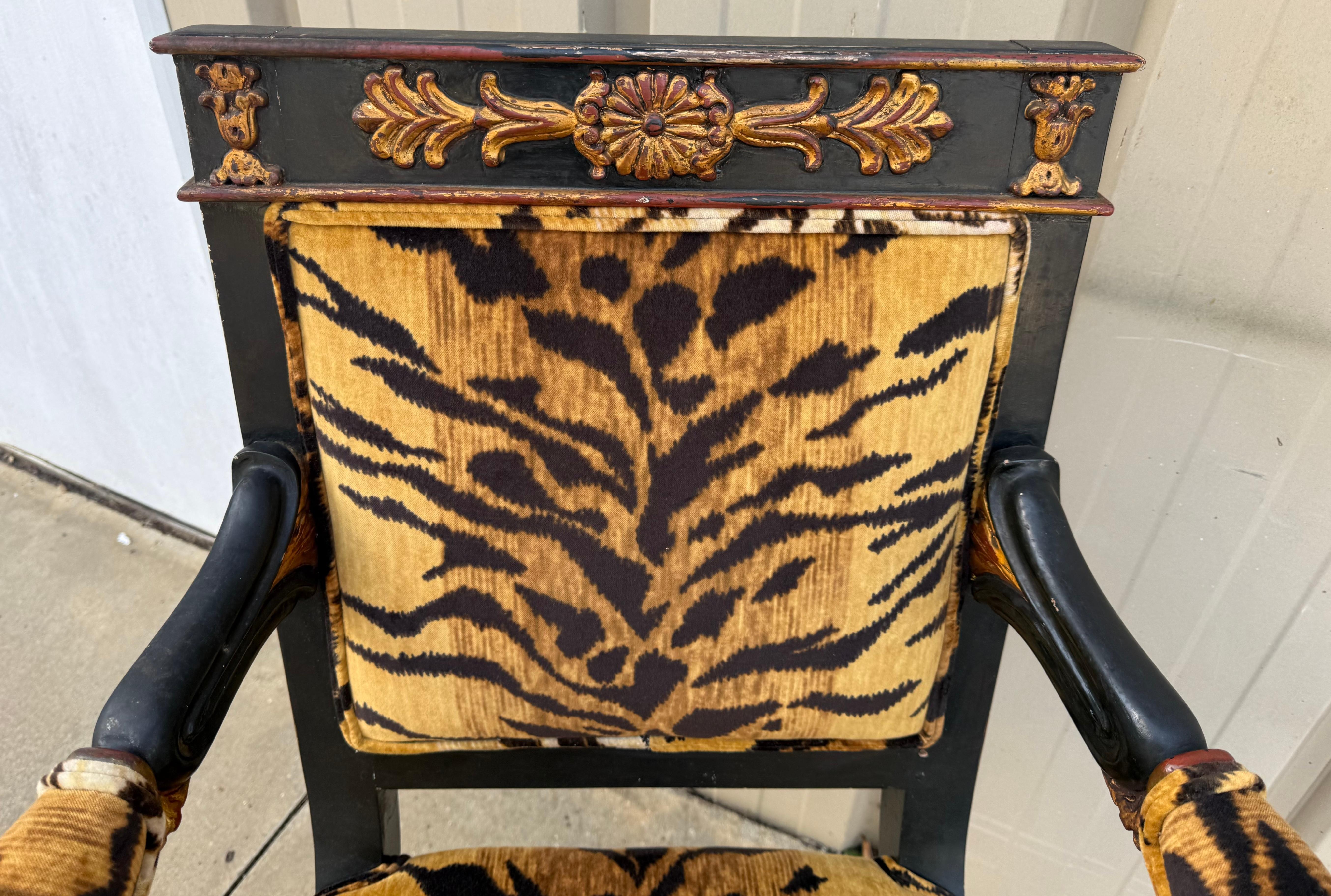 French Regency Style Ebonized Chair W/ Gilt Neo-Classical Swans & Tiger Velvet im Zustand „Gut“ im Angebot in Kennesaw, GA