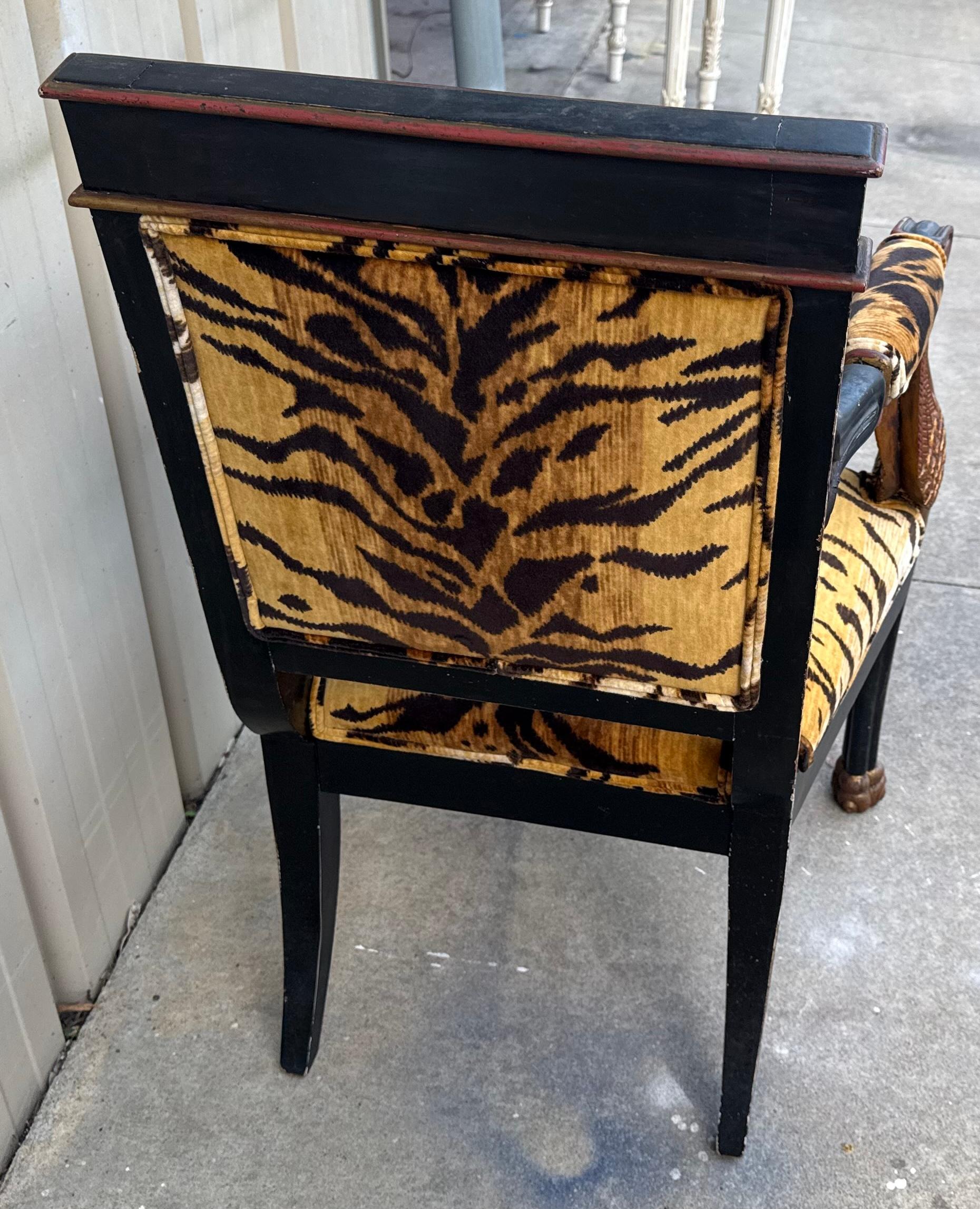 French Regency Style Ebonized Chair W/ Gilt Neo-Classical Swans & Tiger Velvet (20. Jahrhundert) im Angebot