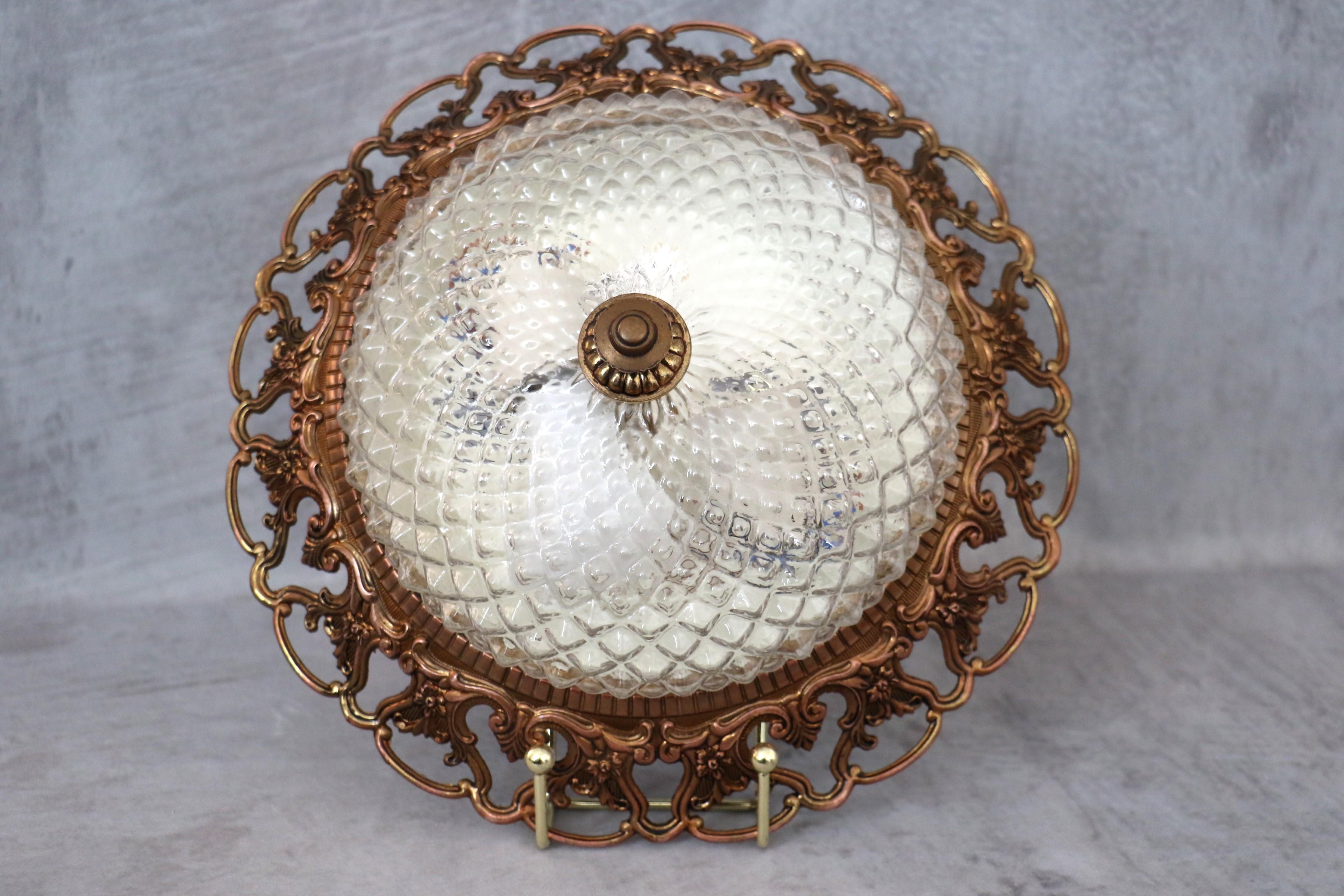 Monture encastrée de style Régence française par Lucien Gau

Très élégante monture encastrée, dans le style de la célèbre Maison Lucien Gau. Nous aimons le verre taillé en forme de diamant et la bordure raffinée de style Regency.

Il est en bon état