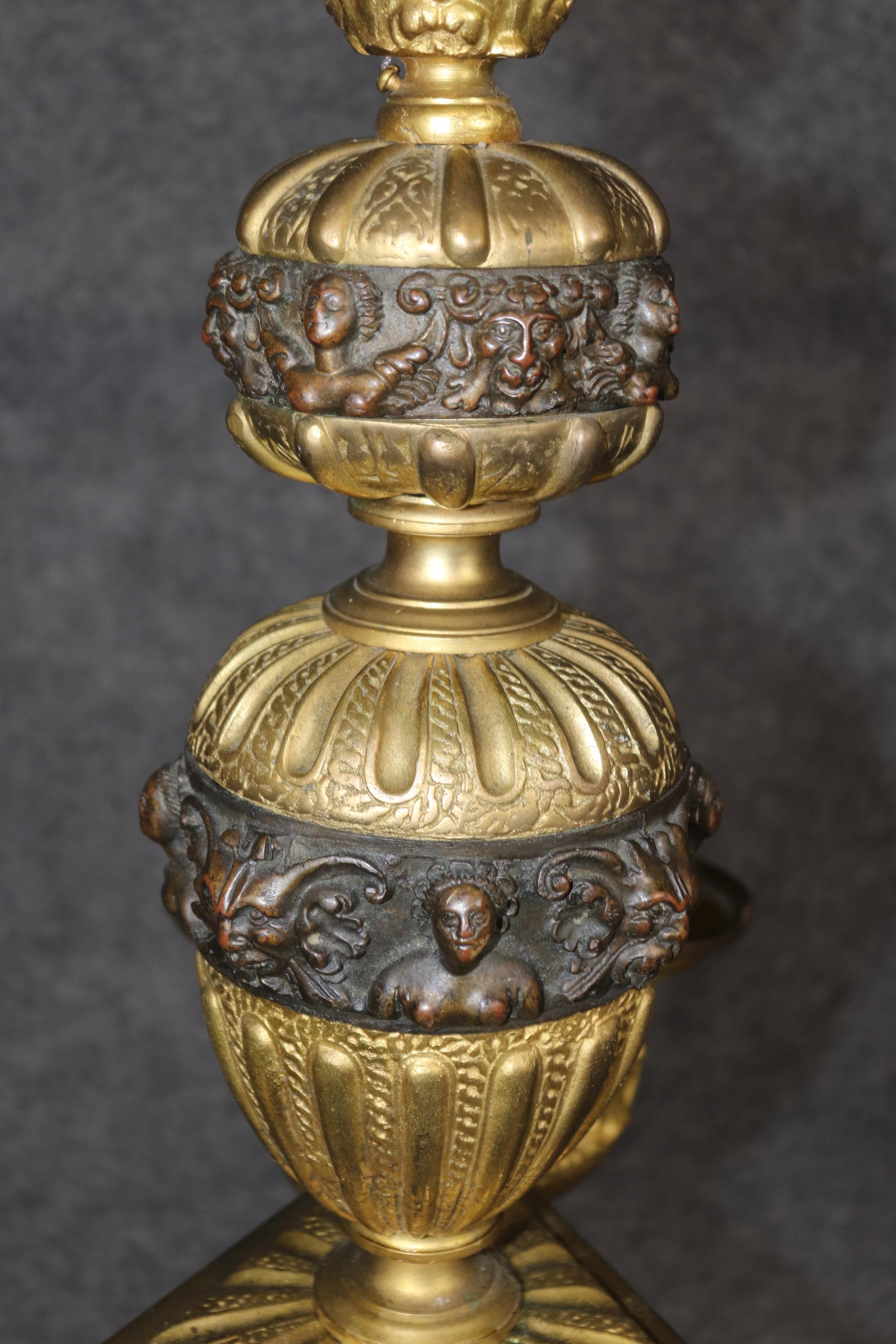 Regency Lampadario a 6 luci in bronzo dorato in stile Reggenza francese con delfini mitici in vendita