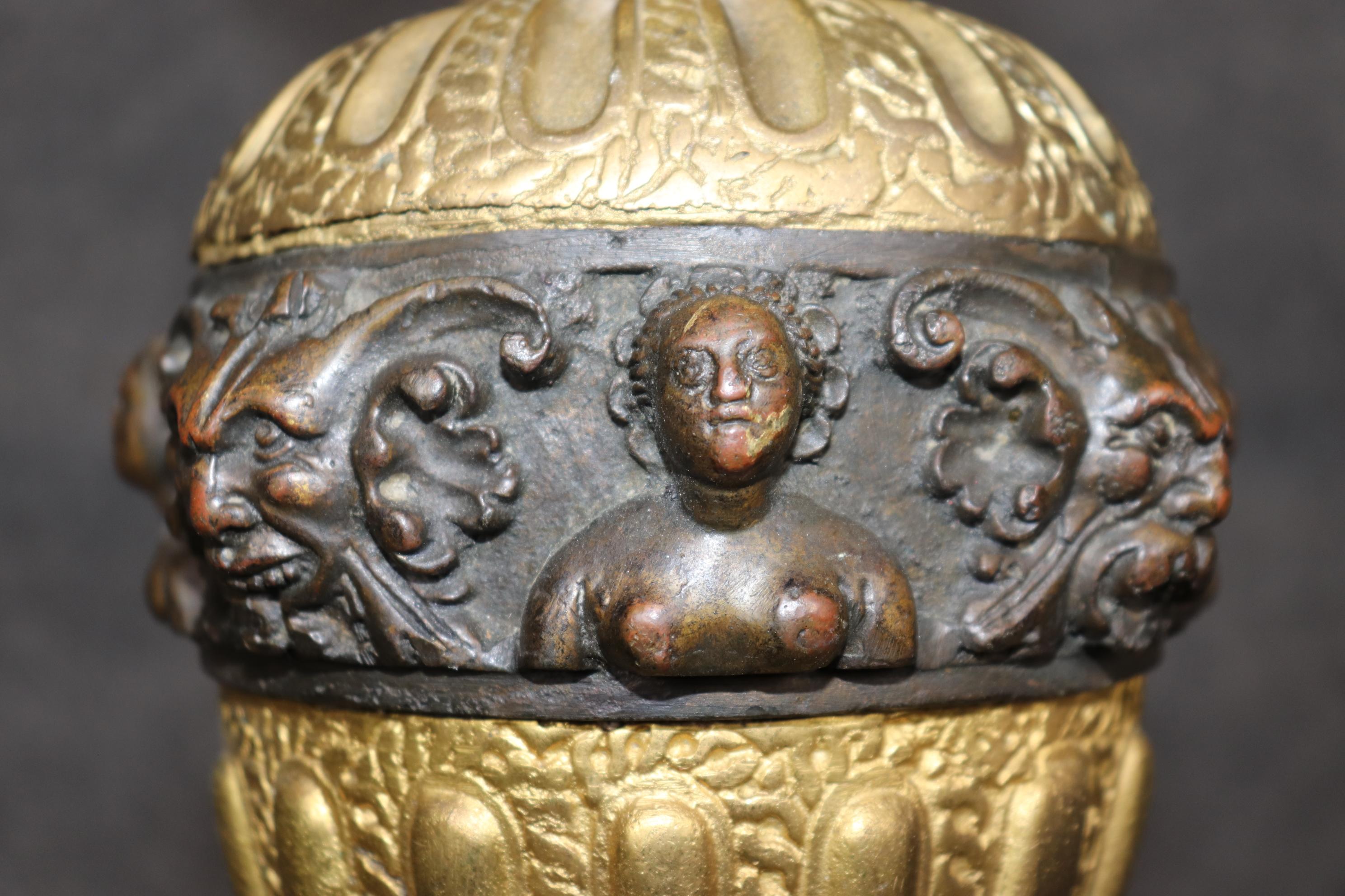 Francese Lampadario a 6 luci in bronzo dorato in stile Reggenza francese con delfini mitici in vendita