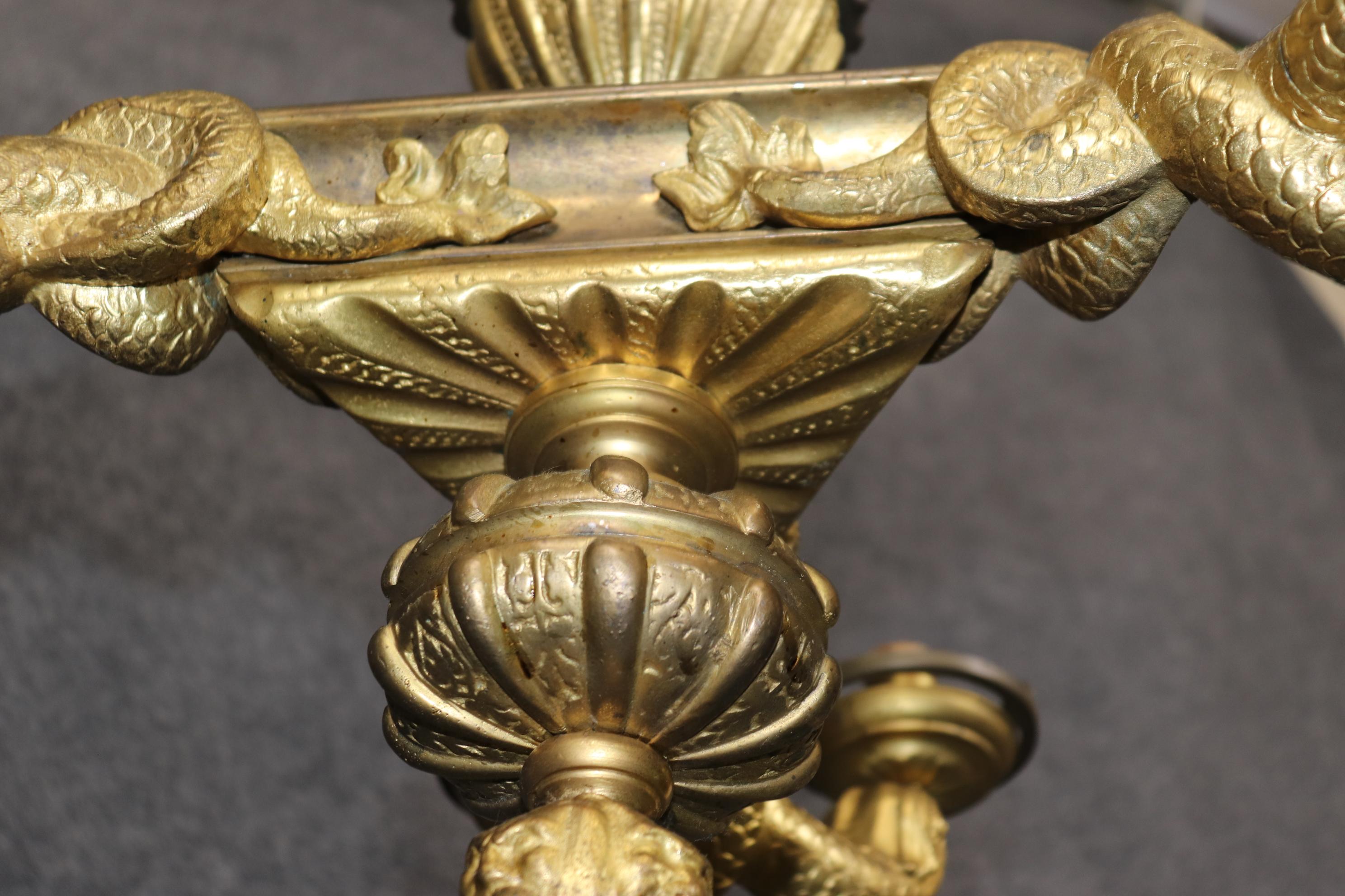 Lampadario a 6 luci in bronzo dorato in stile Reggenza francese con delfini mitici In condizioni buone in vendita a Swedesboro, NJ