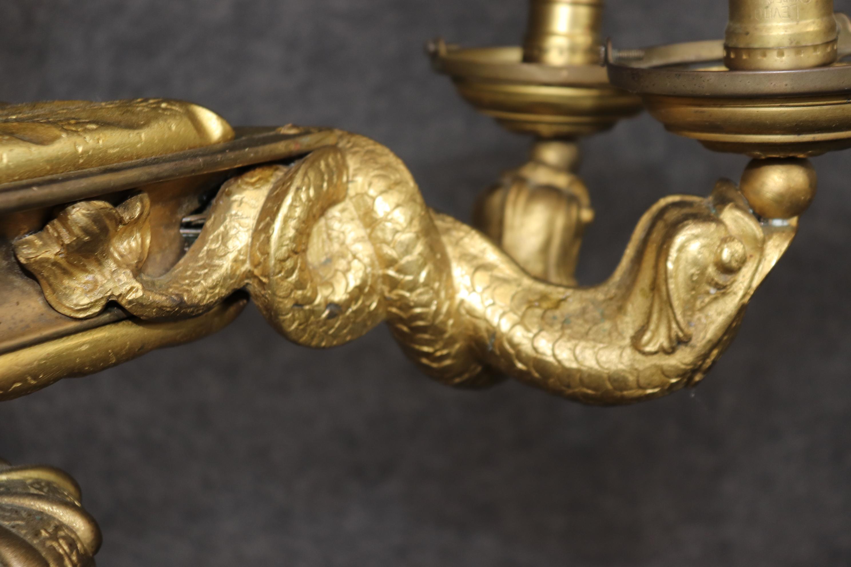 Fine XIX secolo Lampadario a 6 luci in bronzo dorato in stile Reggenza francese con delfini mitici in vendita