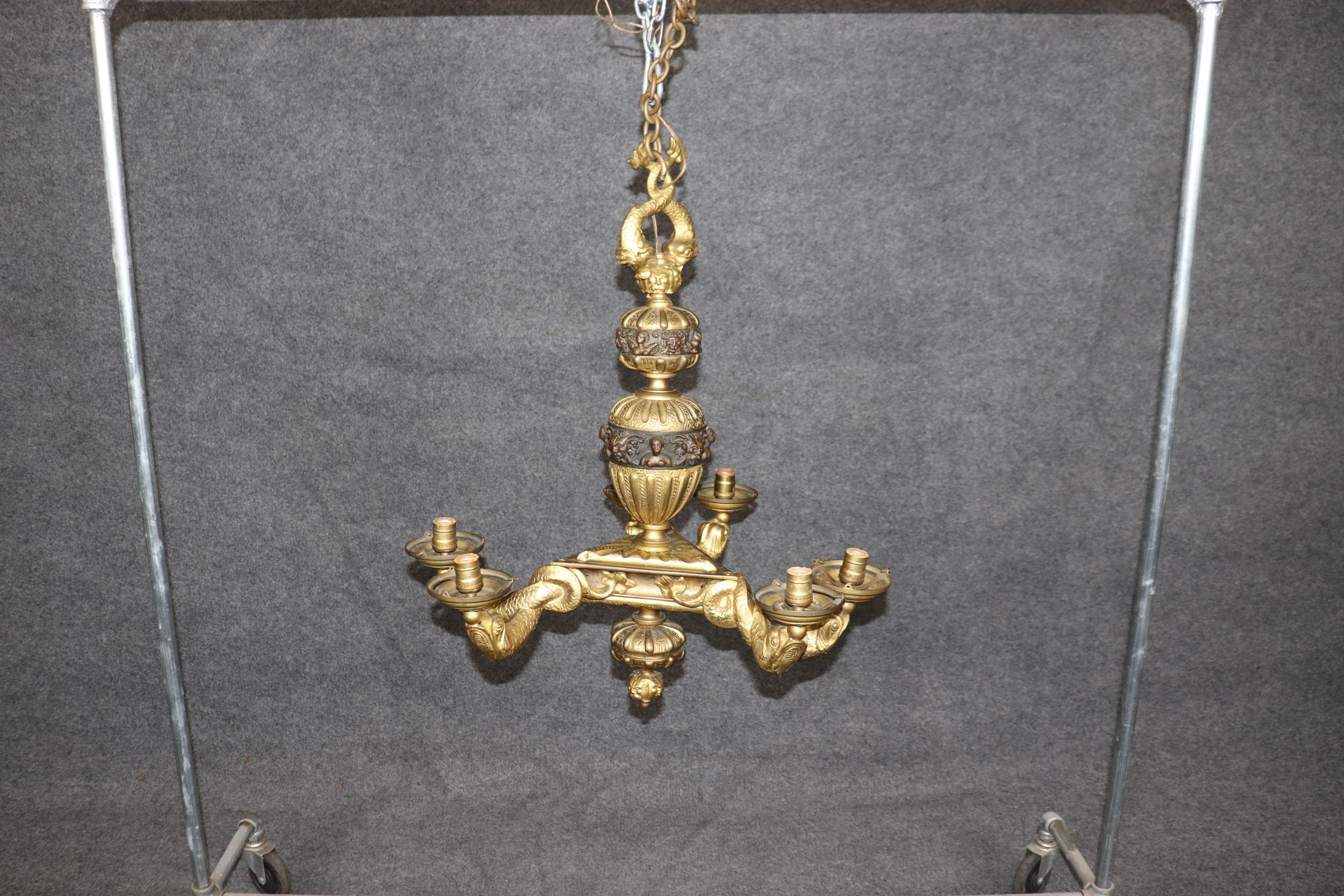 Bronzo Lampadario a 6 luci in bronzo dorato in stile Reggenza francese con delfini mitici in vendita