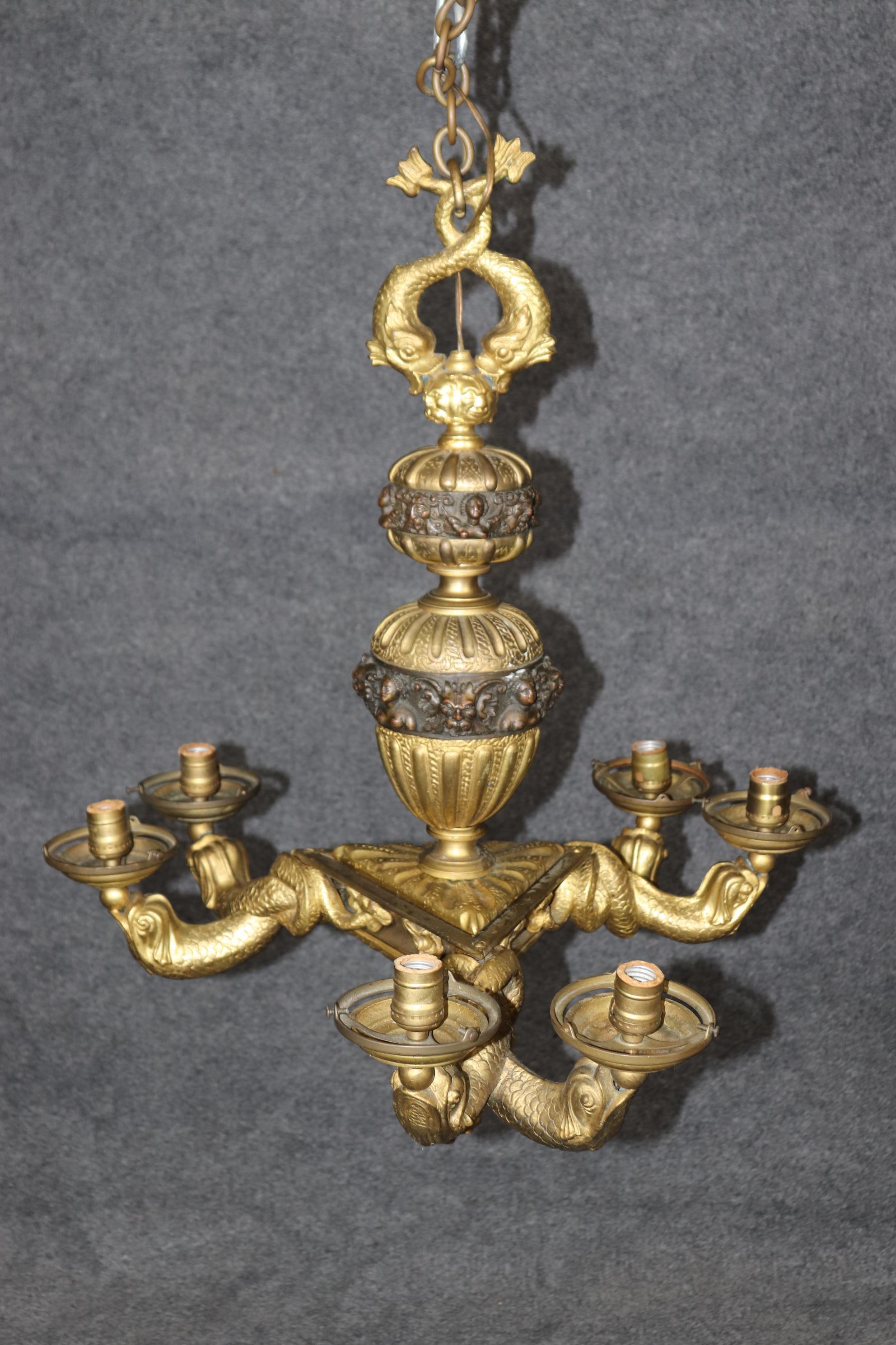Lampadario a 6 luci in bronzo dorato in stile Reggenza francese con delfini mitici in vendita 1