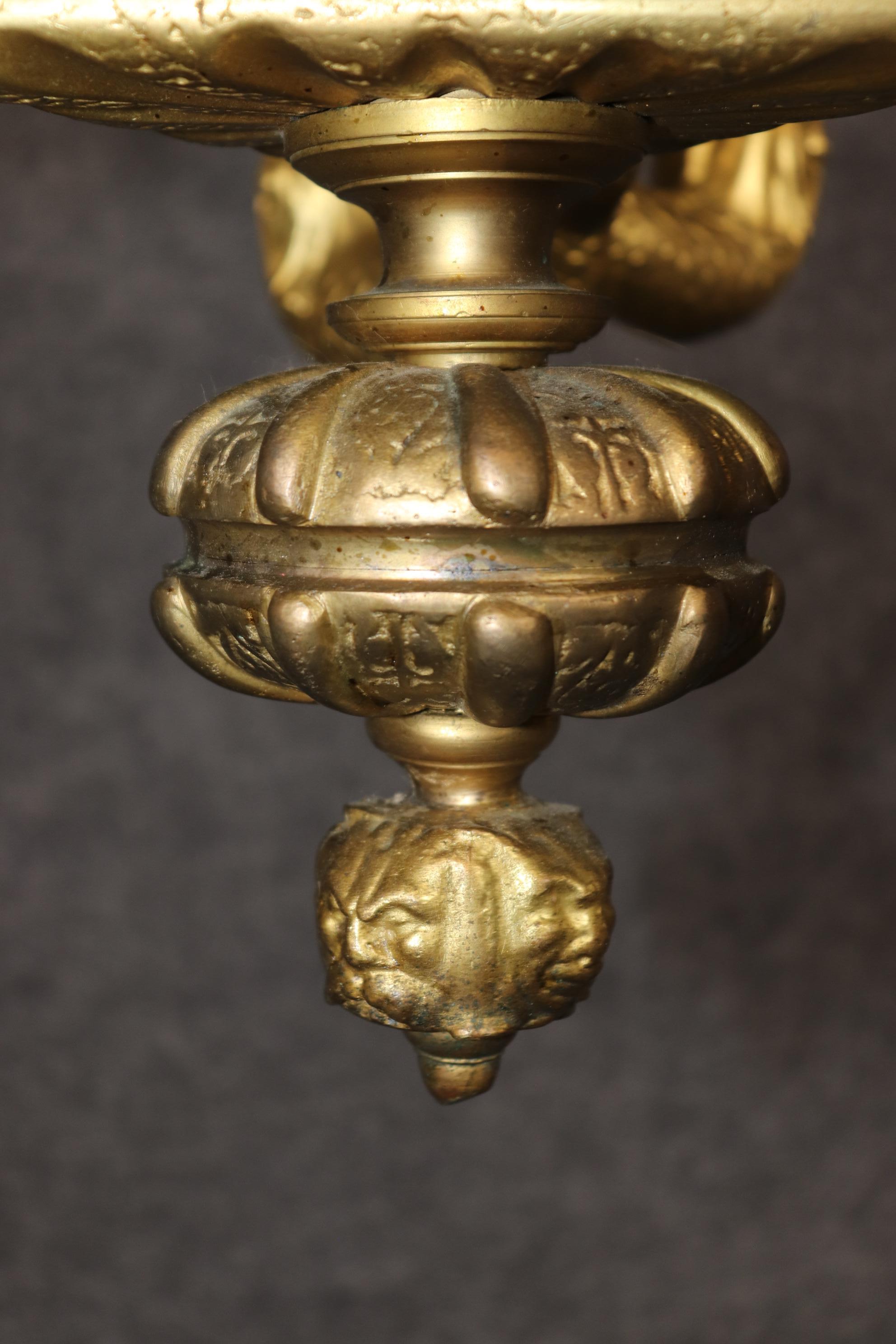 Lampadario a 6 luci in bronzo dorato in stile Reggenza francese con delfini mitici in vendita 2
