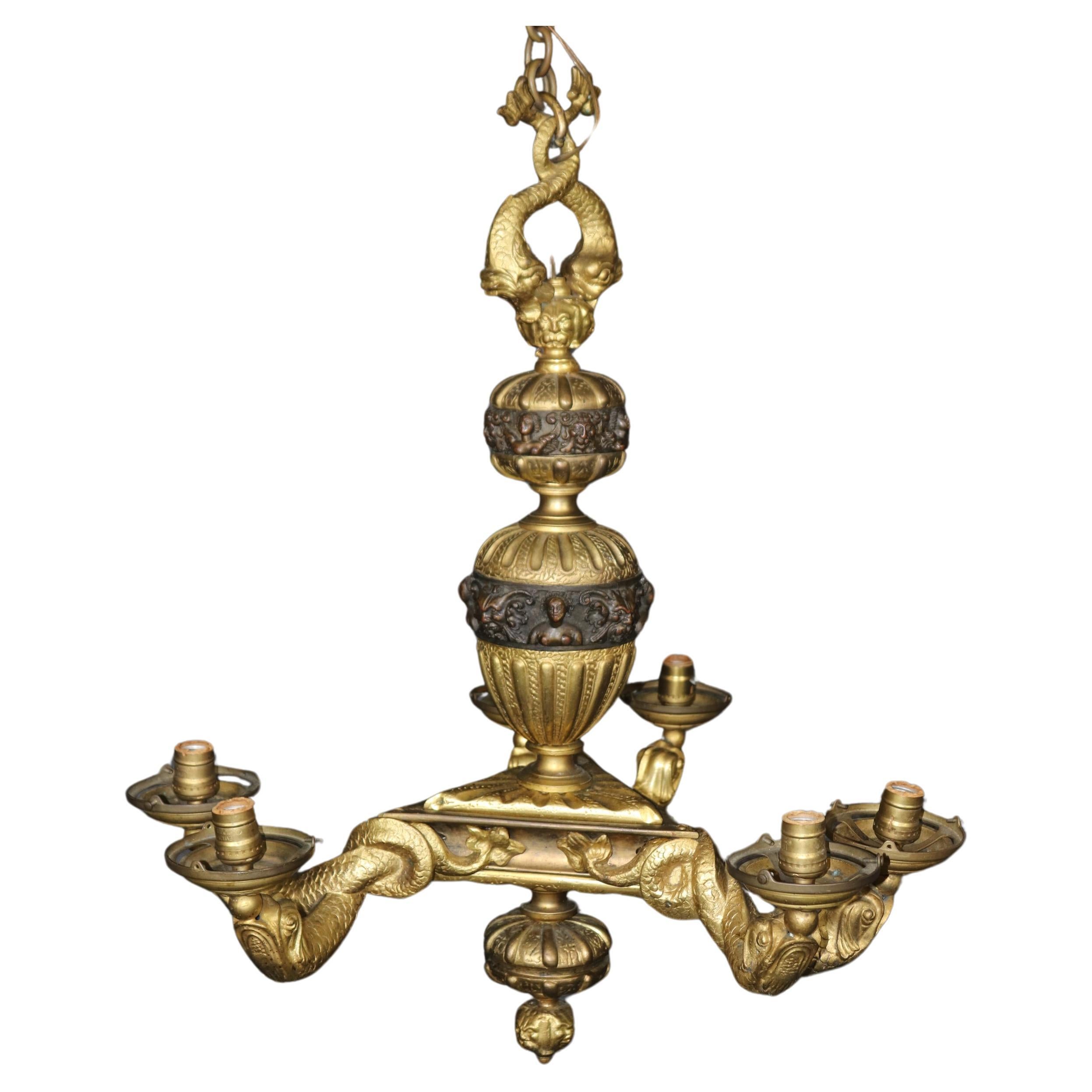 Lampadario a 6 luci in bronzo dorato in stile Reggenza francese con delfini mitici