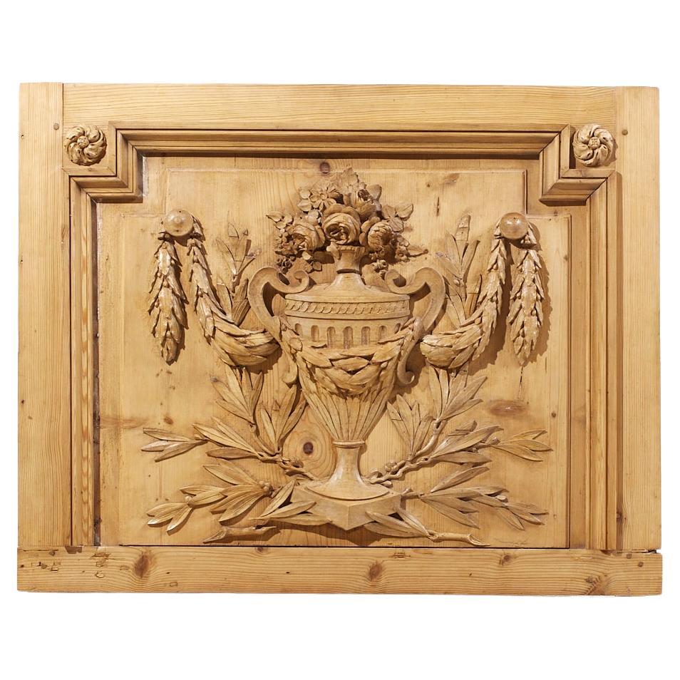 Panneau en bois sculpté en relief de style Régence française en vente