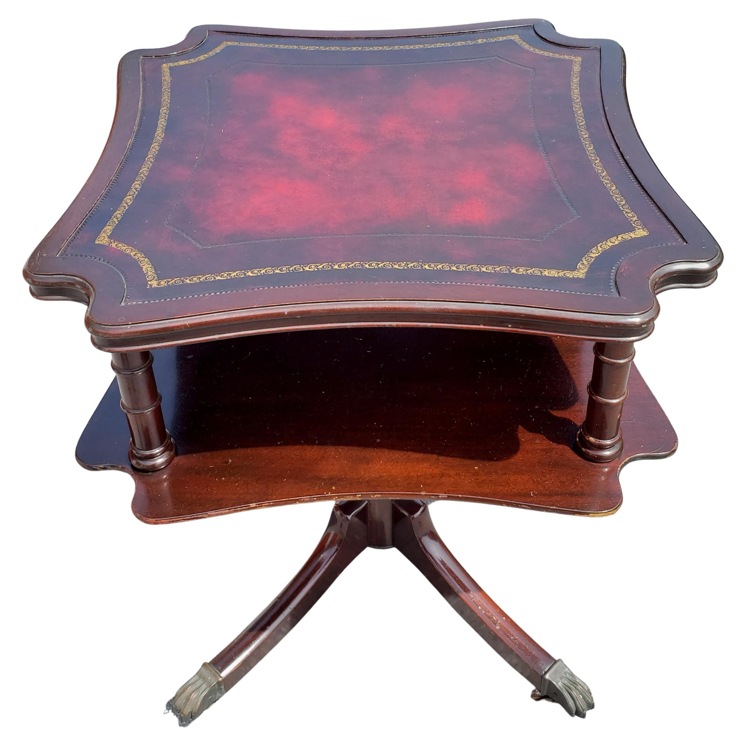 Travail du bois Table à thé de style Régence française à deux niveaux en acajou avec plateau en cuir rouge en vente