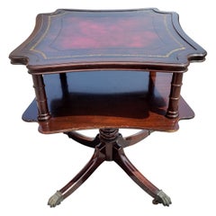 Table à thé de style Régence française à deux niveaux en acajou avec plateau en cuir rouge