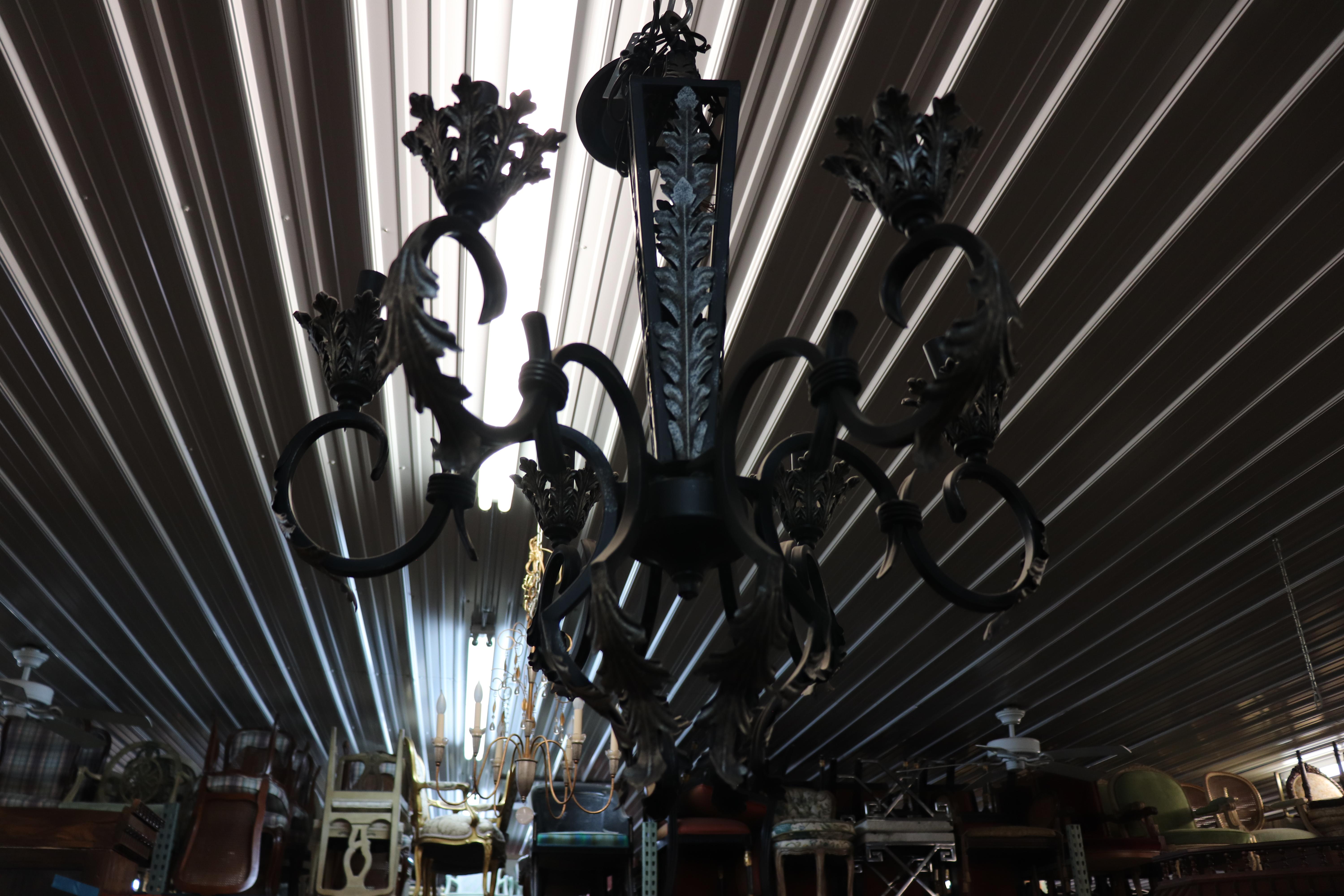 Lampadario in ferro battuto in stile Reggenza francese, circa anni '60 in vendita 5