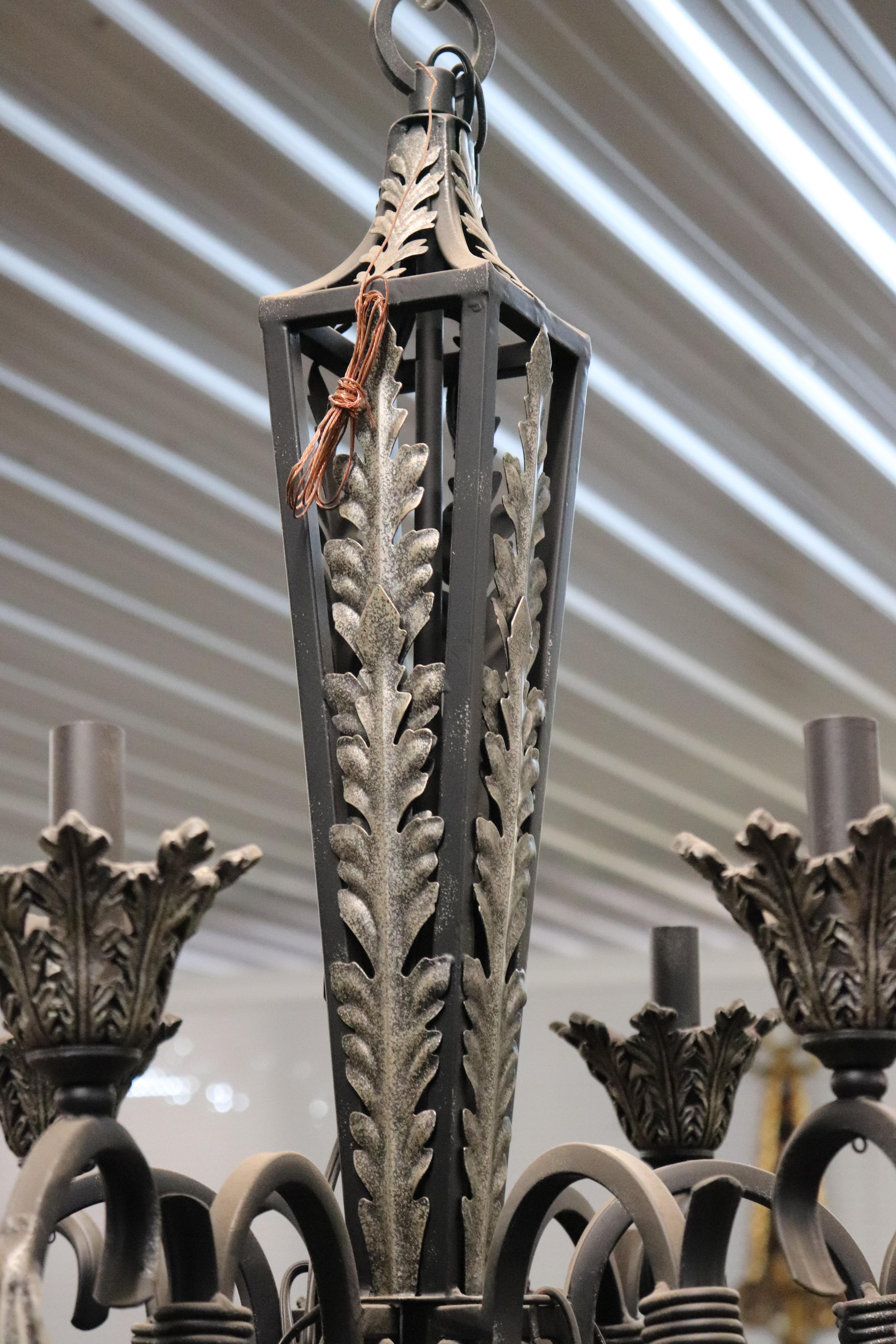 Metà XX secolo Lampadario in ferro battuto in stile Reggenza francese, circa anni '60 in vendita