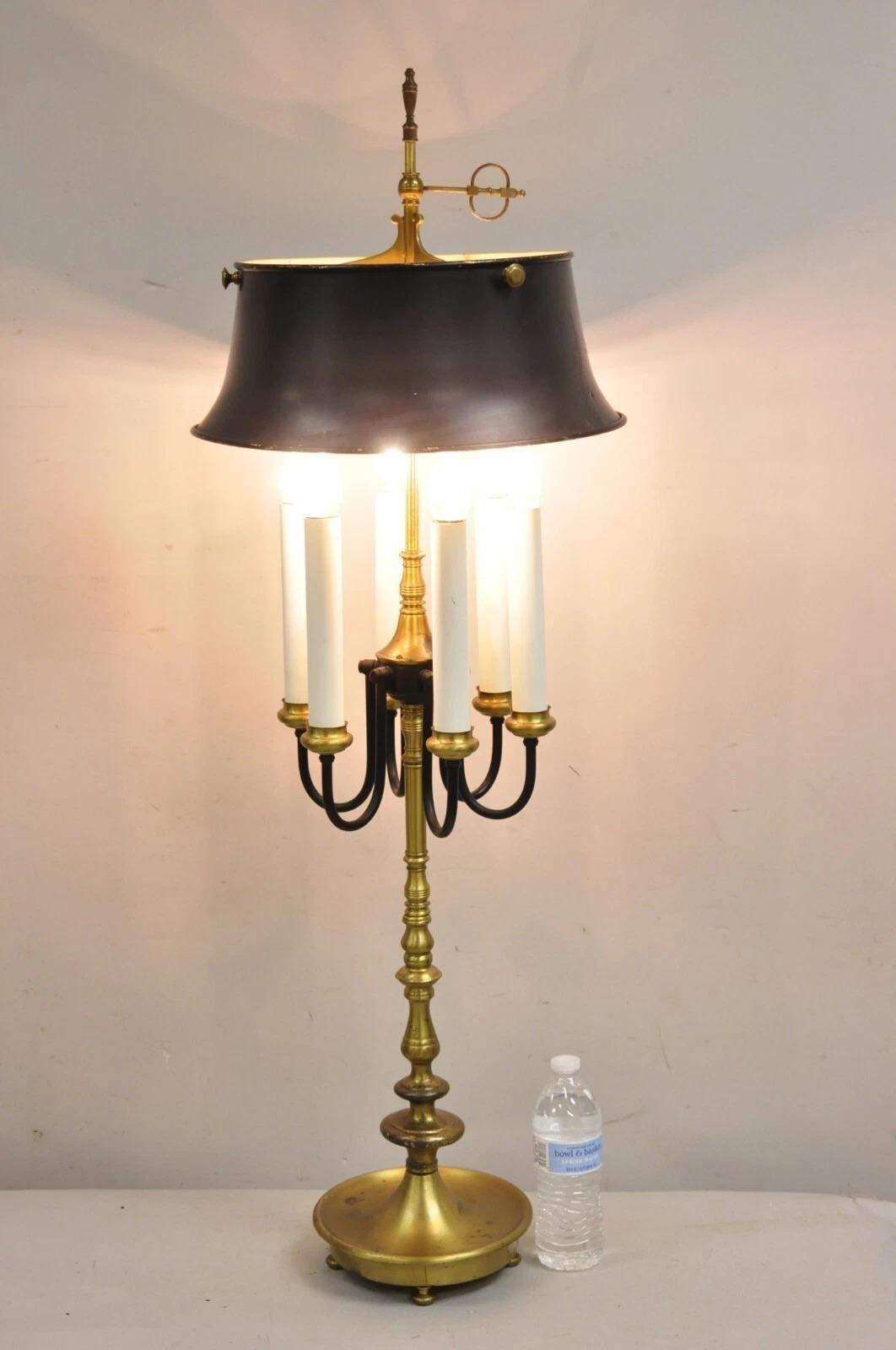 Vintage Französisch Regency hoch Messing Kandelaber Bouillotte Schreibtischlampe w / Tole Metall Schatten mit sechs Lichter. CIRCA Spätes 20. Jahrhundert. Abmessungen: 44