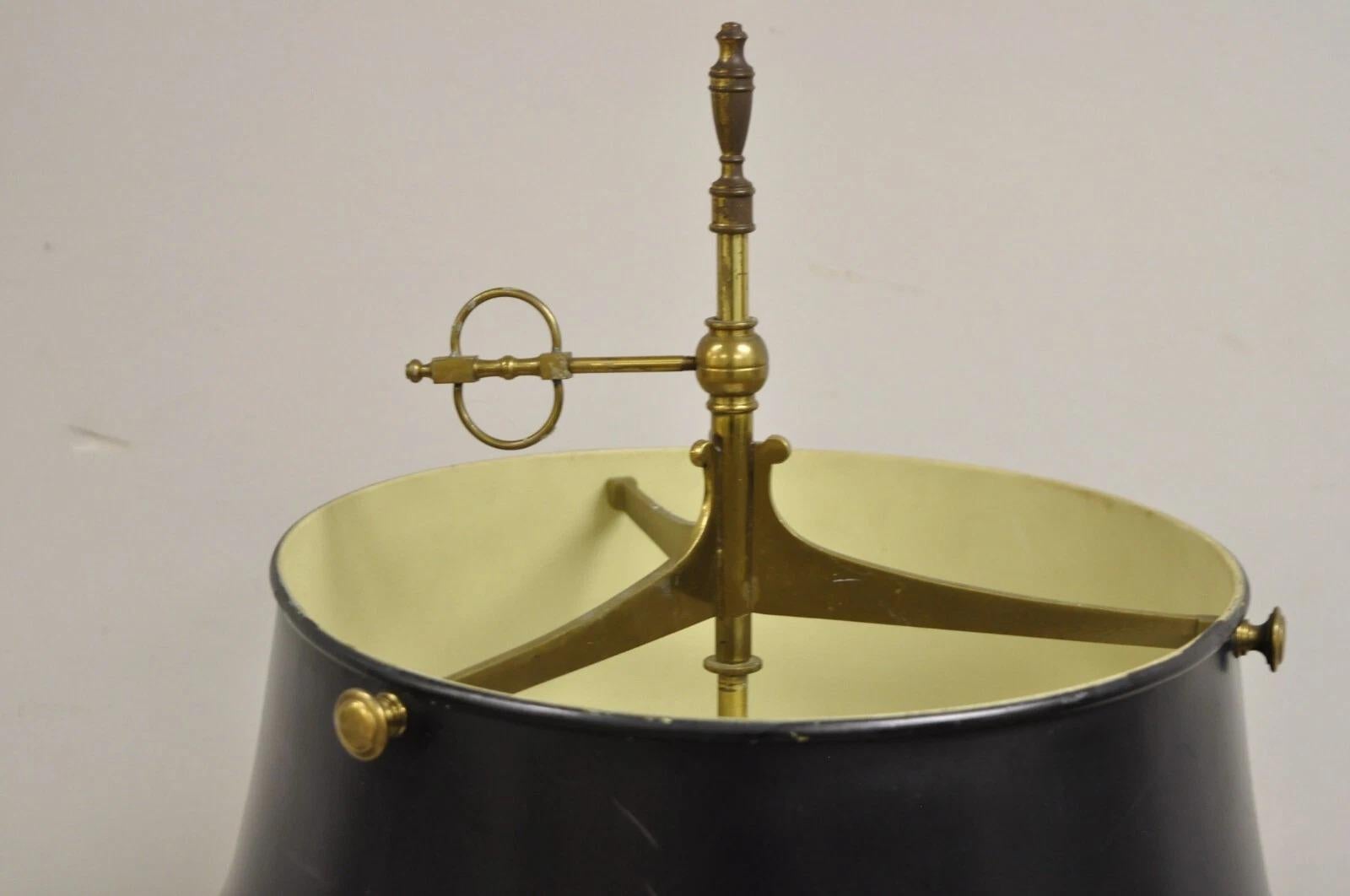 Französische Regency-Schreibtischlampe Bouillotte aus Messing mit Tole-Metallschirm und hohem Messingkandelaber (20. Jahrhundert) im Angebot