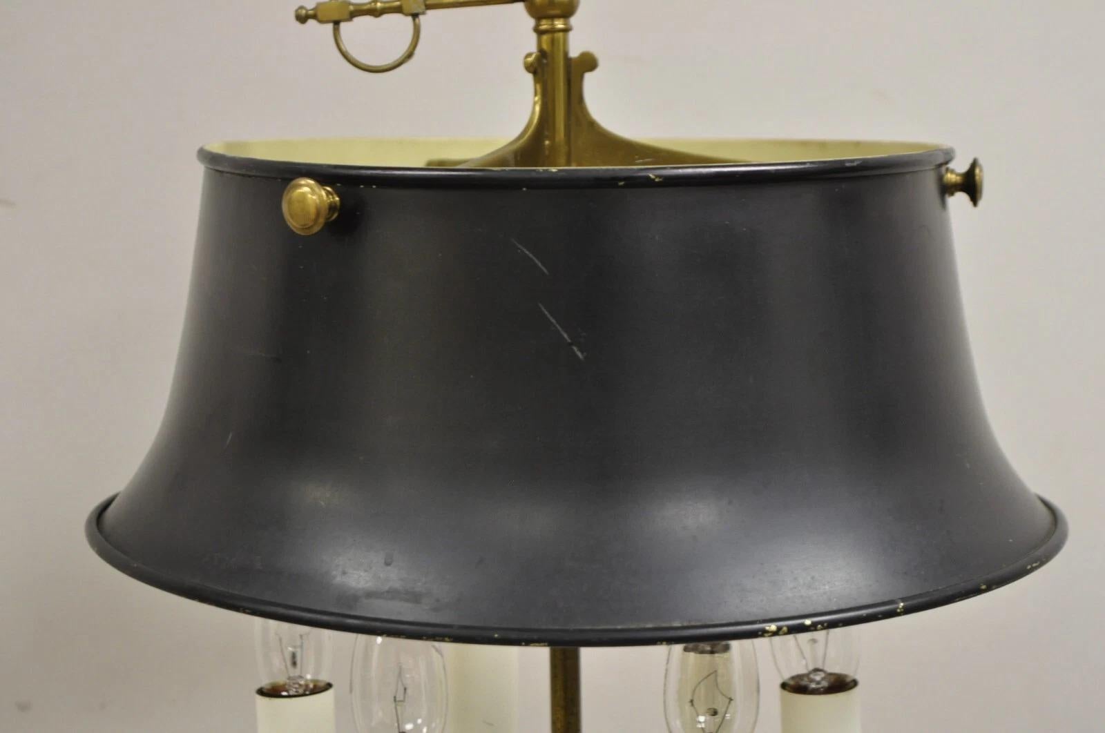 Französische Regency-Schreibtischlampe Bouillotte aus Messing mit Tole-Metallschirm und hohem Messingkandelaber im Angebot 1