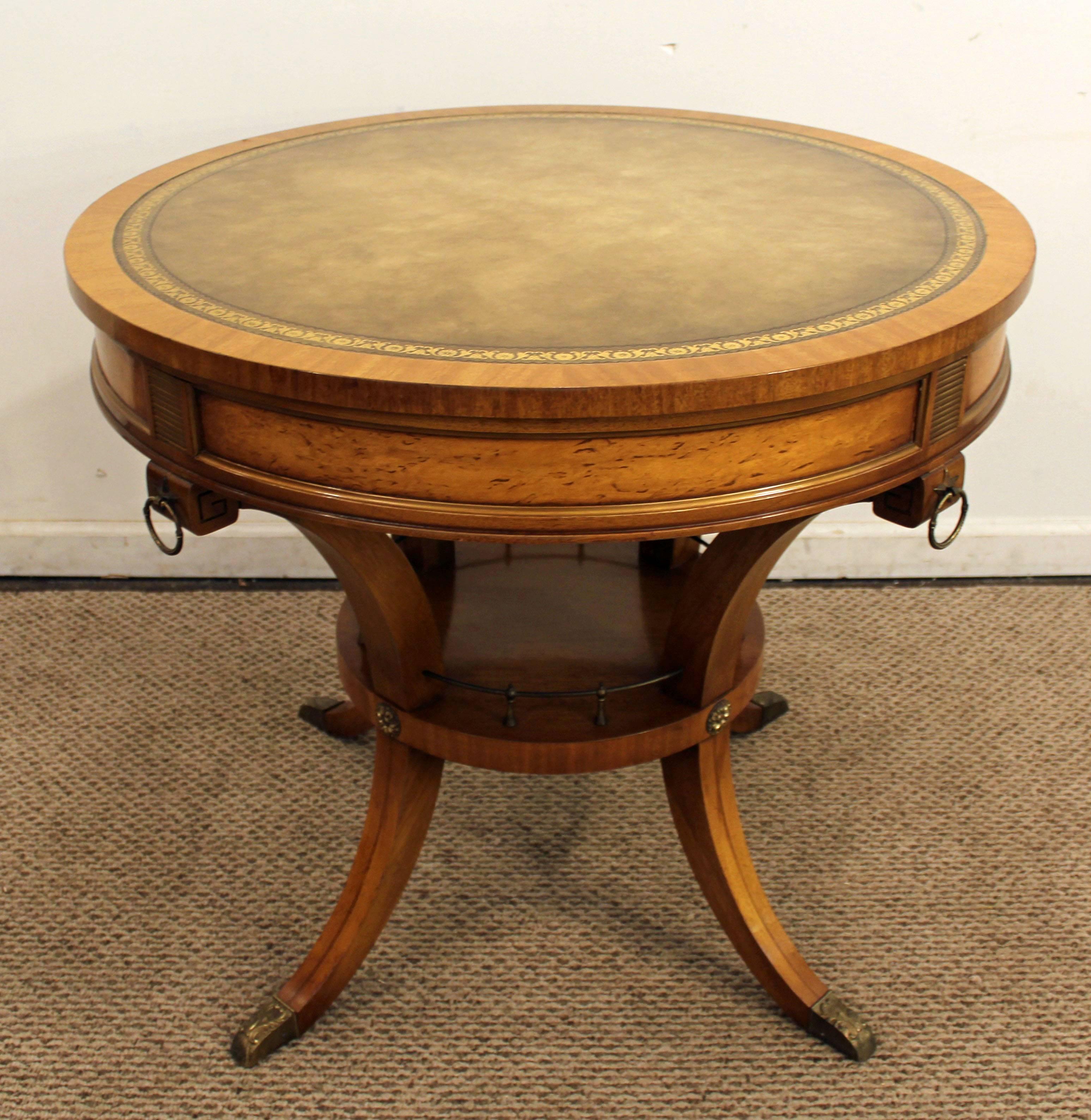 Table de cocktail Régence française Weiman Heirloom en bois flambé avec dessus en cuir 3