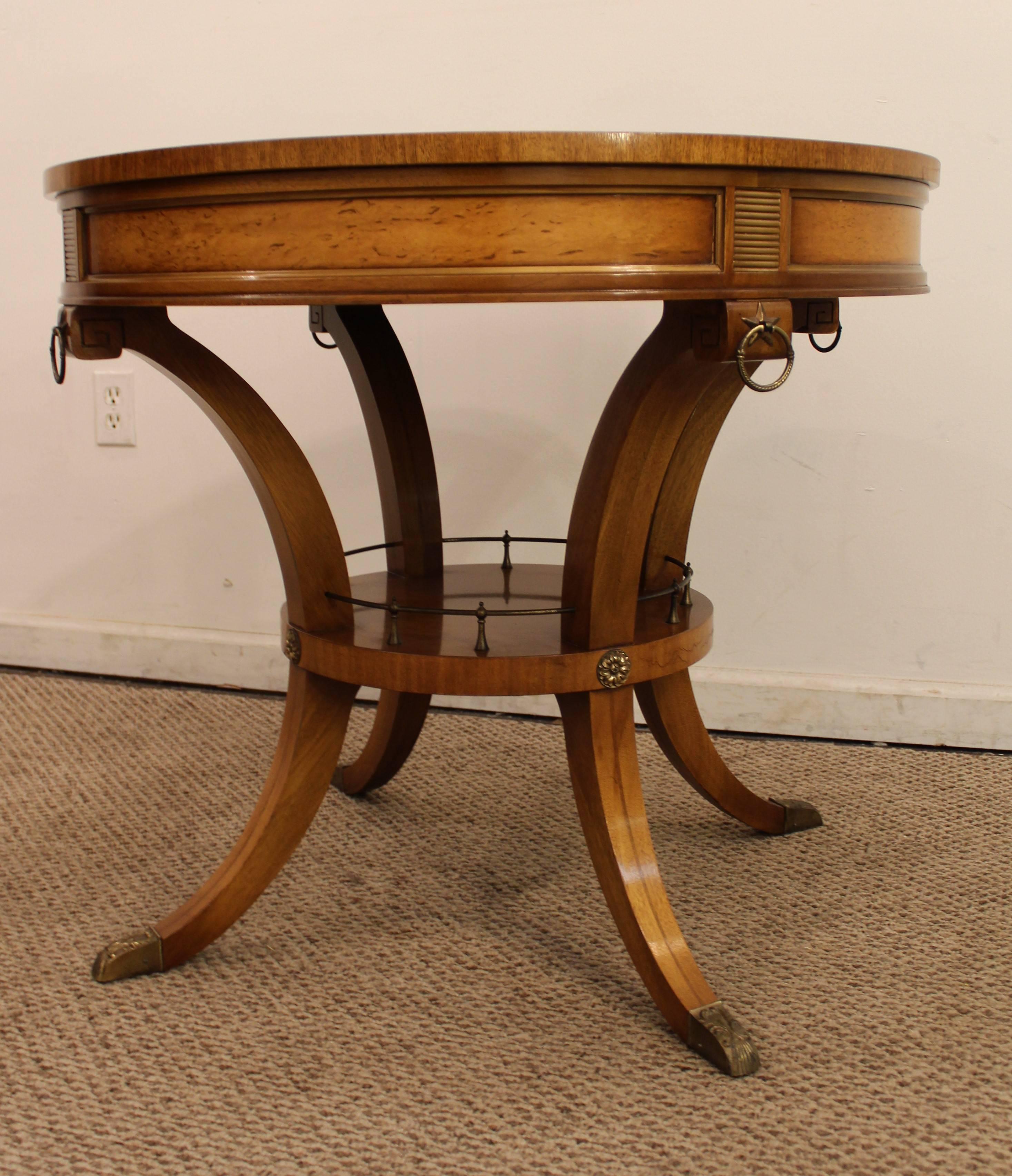 Regency Table de cocktail Régence française Weiman Heirloom en bois flambé avec dessus en cuir
