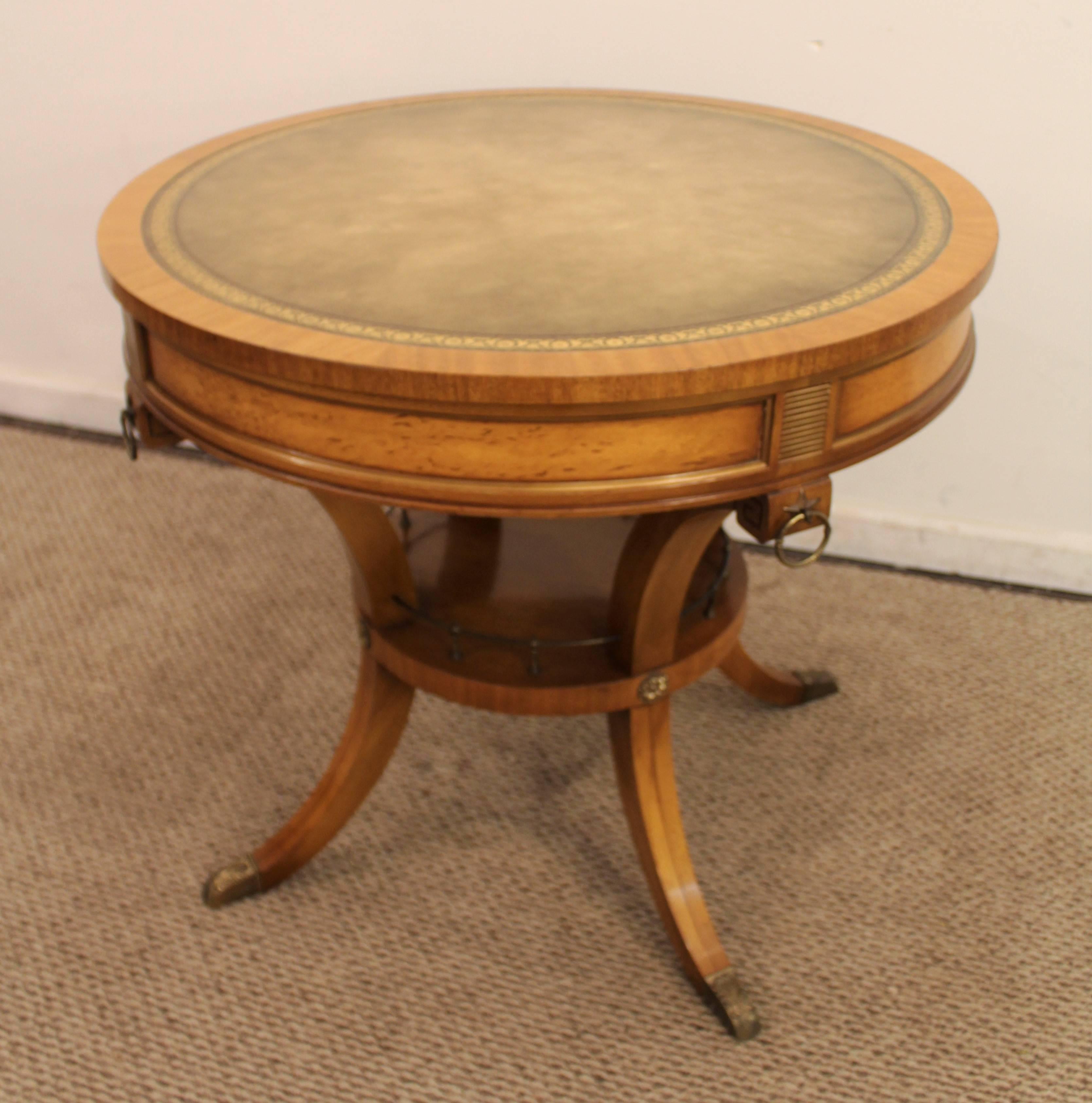 Américain Table de cocktail Régence française Weiman Heirloom en bois flambé avec dessus en cuir