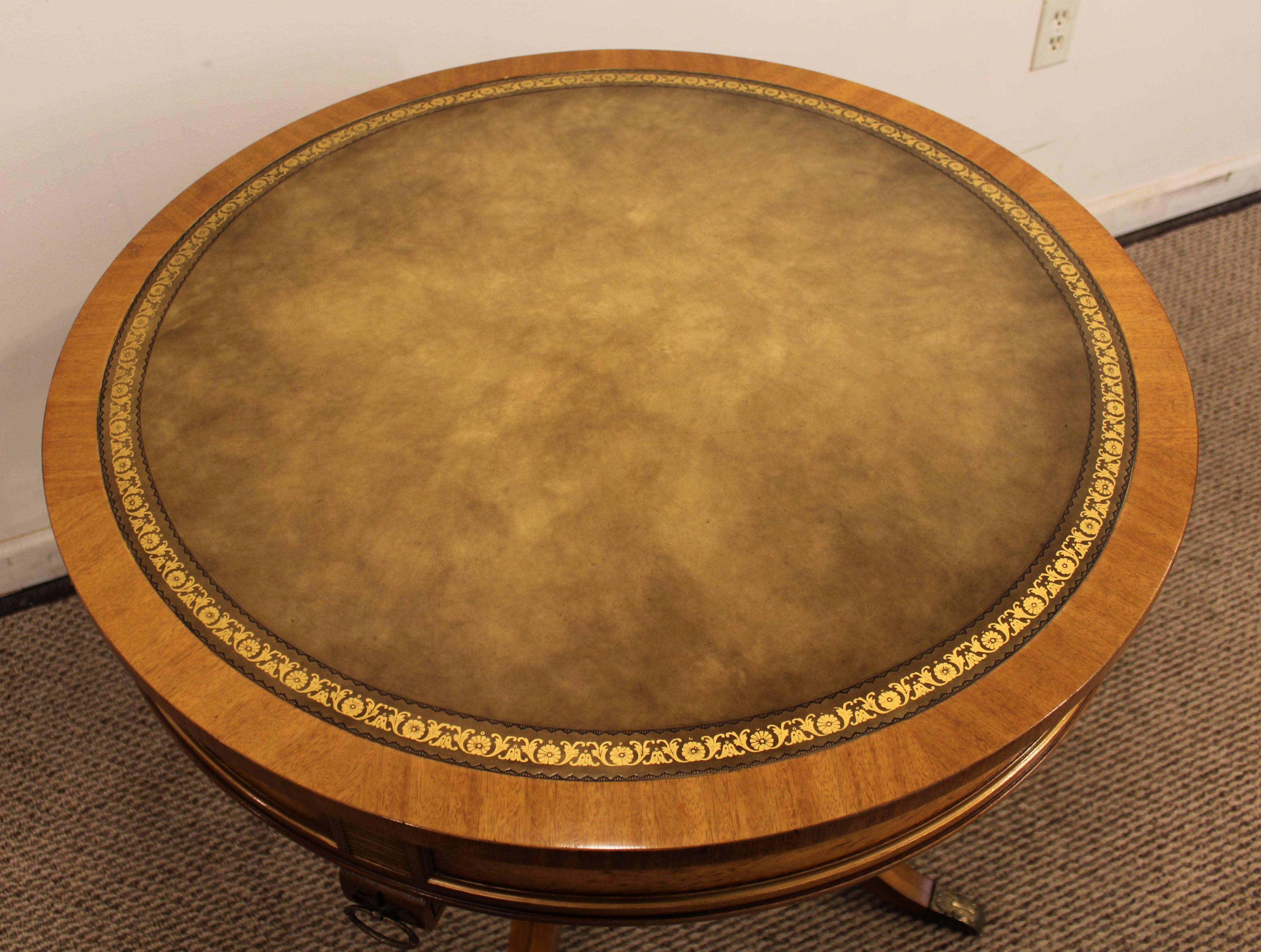 Table de cocktail Régence française Weiman Heirloom en bois flambé avec dessus en cuir Bon état à Wilmington, DE