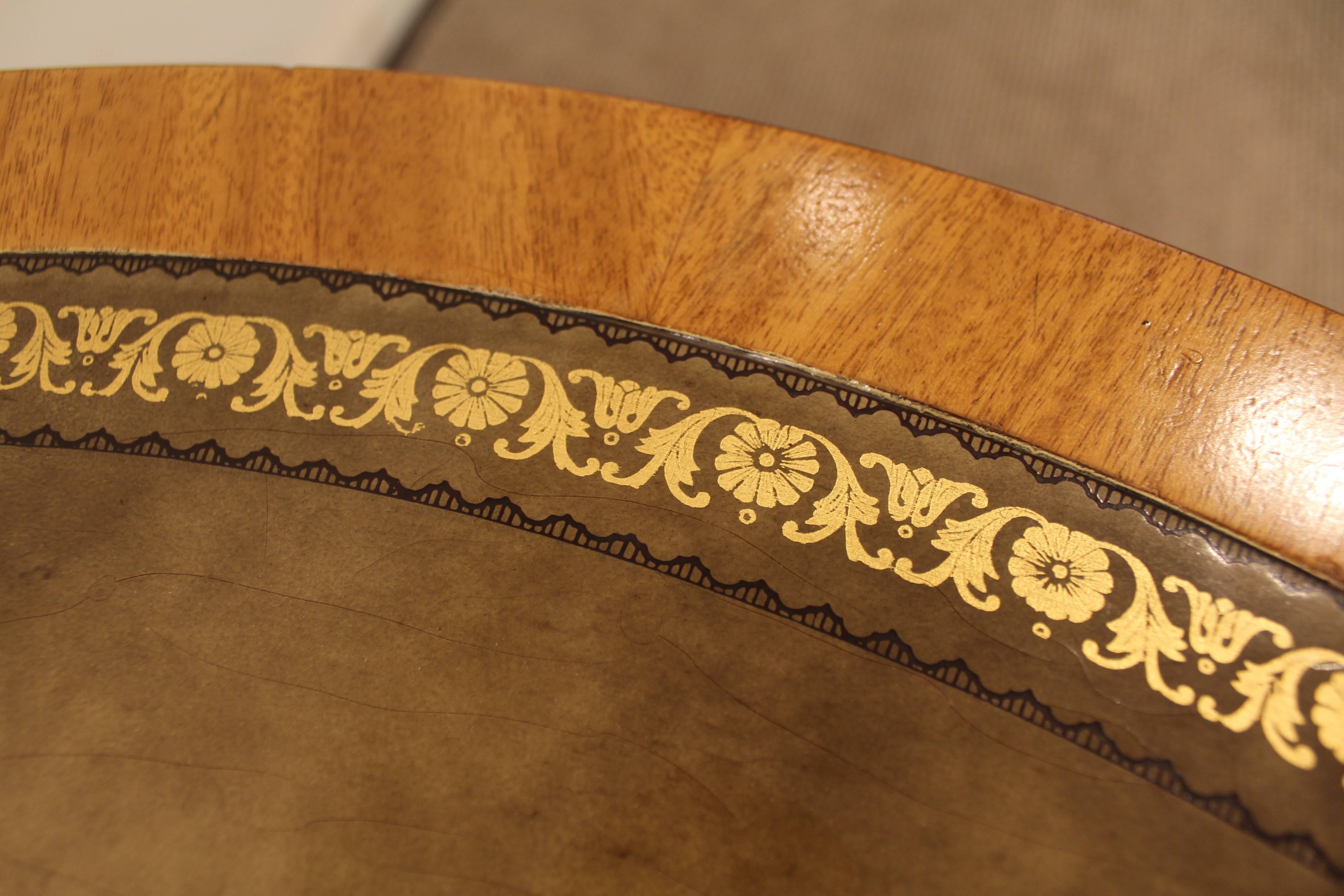 20ième siècle Table de cocktail Régence française Weiman Heirloom en bois flambé avec dessus en cuir