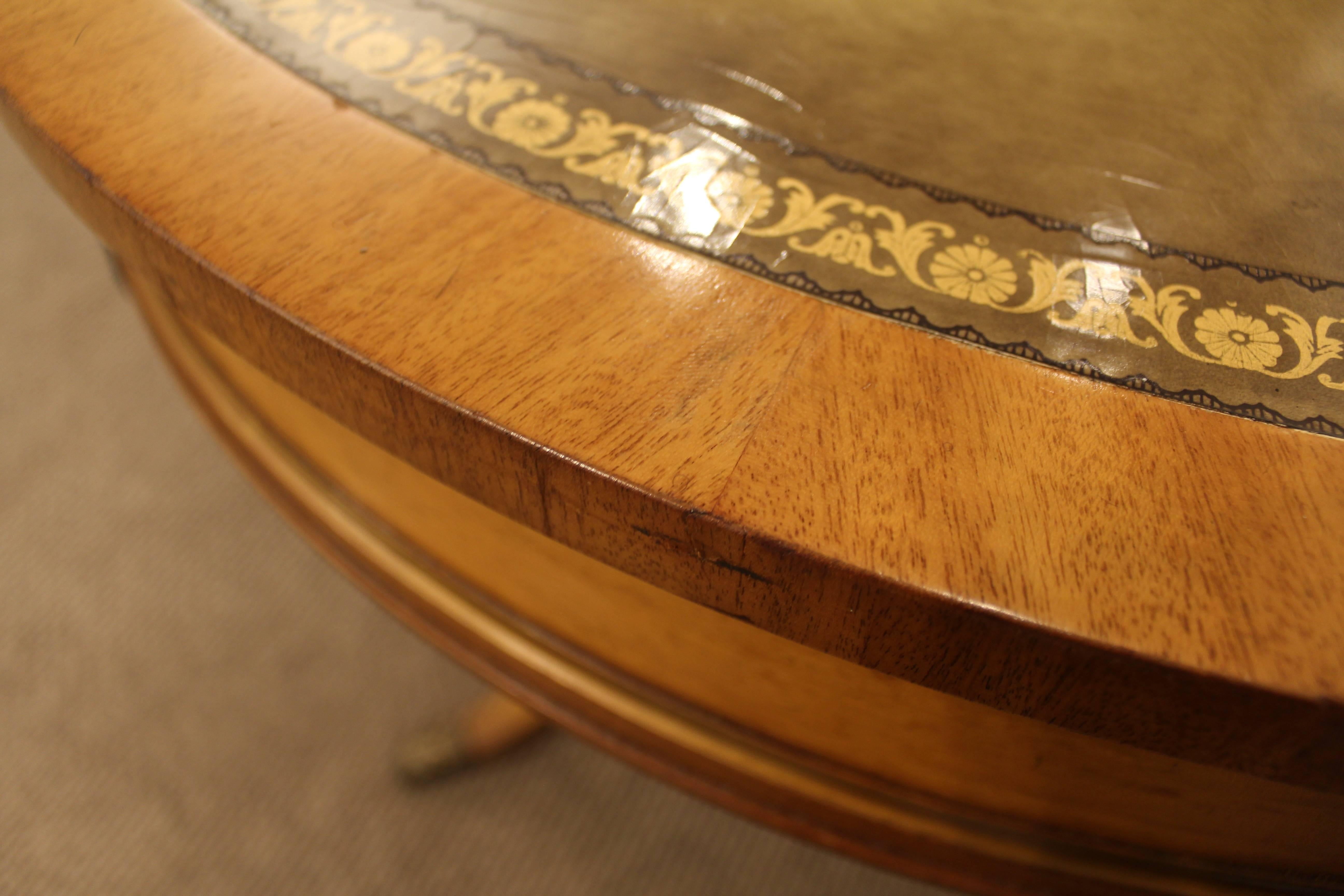 Table de cocktail Régence française Weiman Heirloom en bois flambé avec dessus en cuir 1