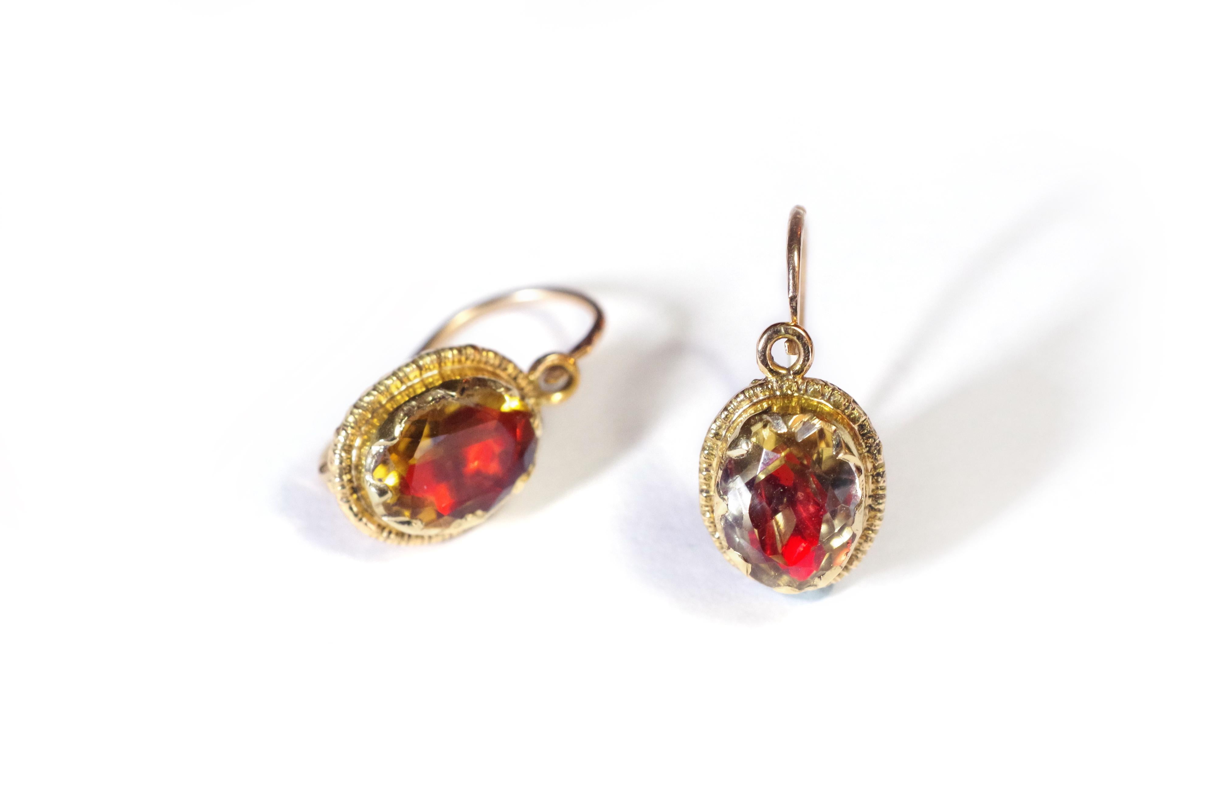 French regional citrine earrings in yellow gold 18 karats. Earrings decorated with a foiled facetted oval citrine, in a closed setting. These citrines are called 