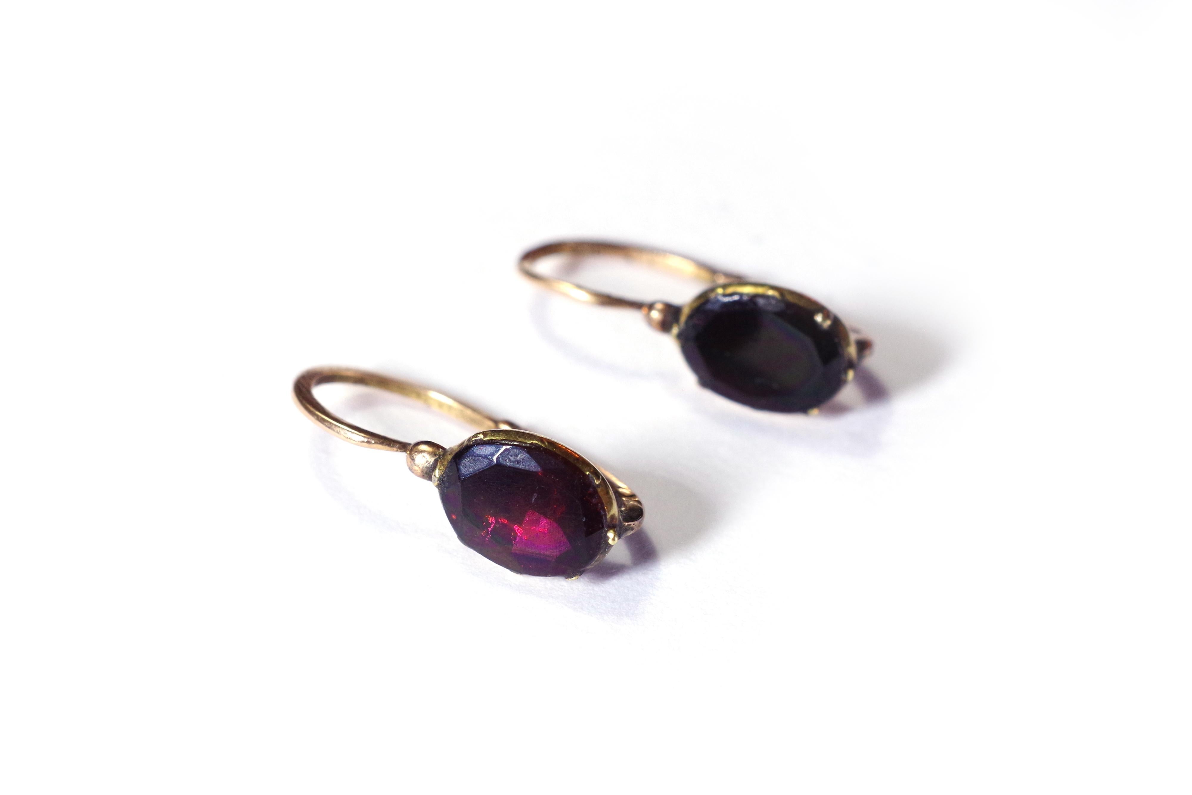 Antique Georgian earrings garnets in rose gold 18 karats. These earrings are set with dark red garnets on foils. The gems are set in a closed setting, with a domed bottom. The foil is a metallic leaf that enhances the brilliance and color of the