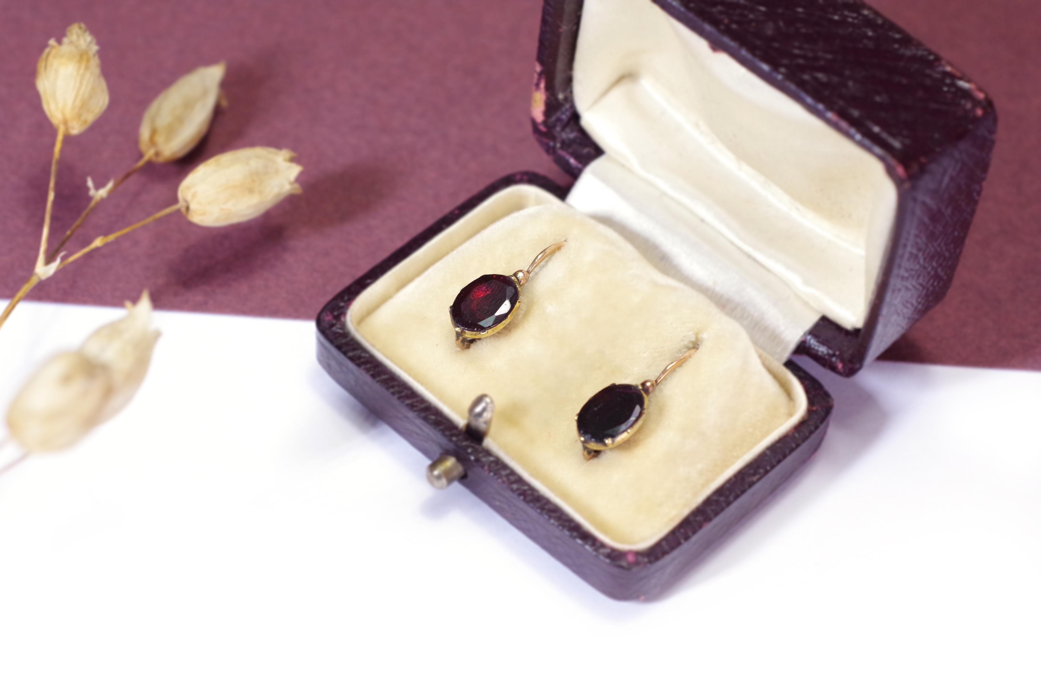 Oval Cut French regional garnet earrings in 18k gold, catalan earrings, Perpignan, foiled