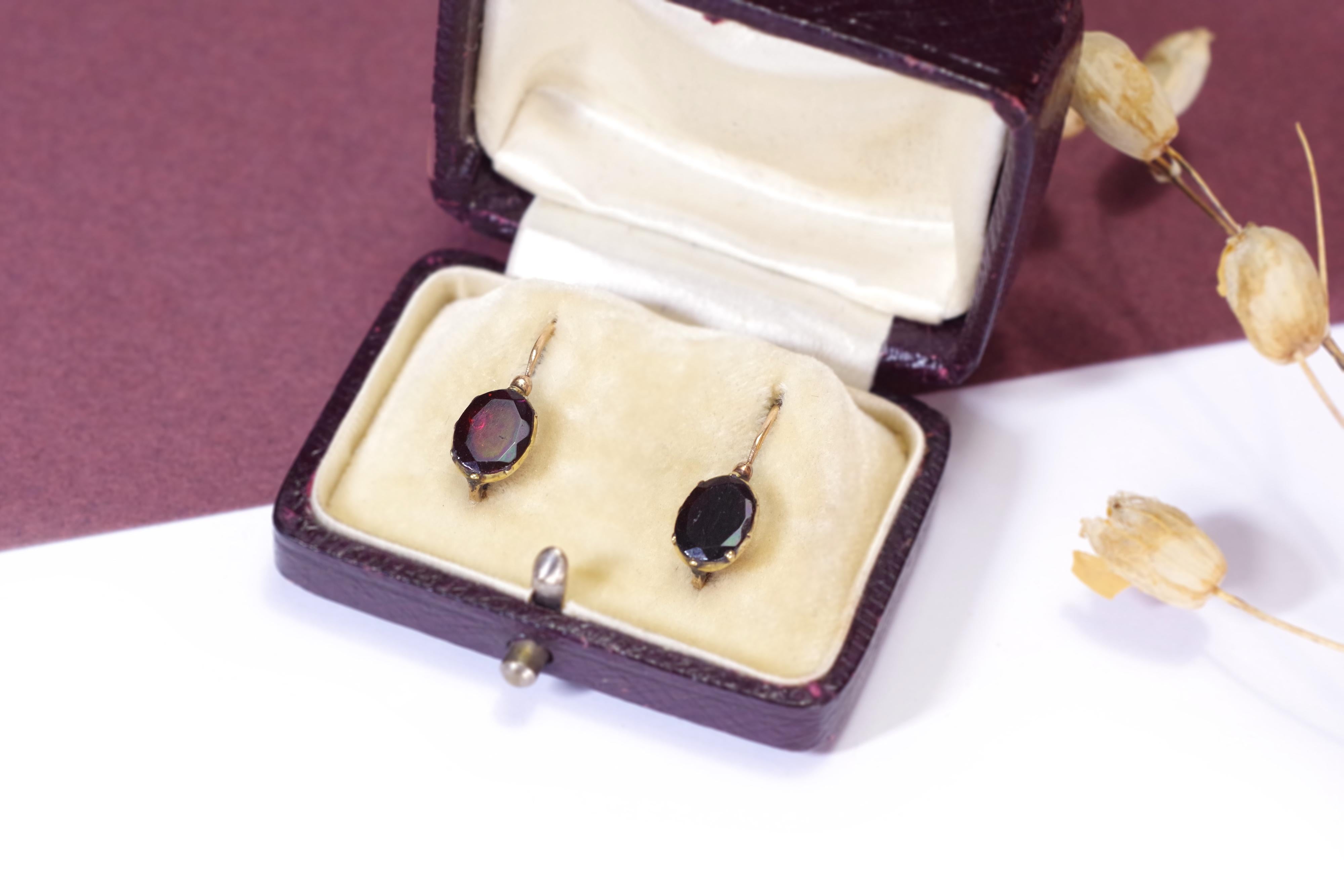 French regional garnet earrings in 18k gold, catalan earrings, Perpignan, foiled In Fair Condition In PARIS, FR